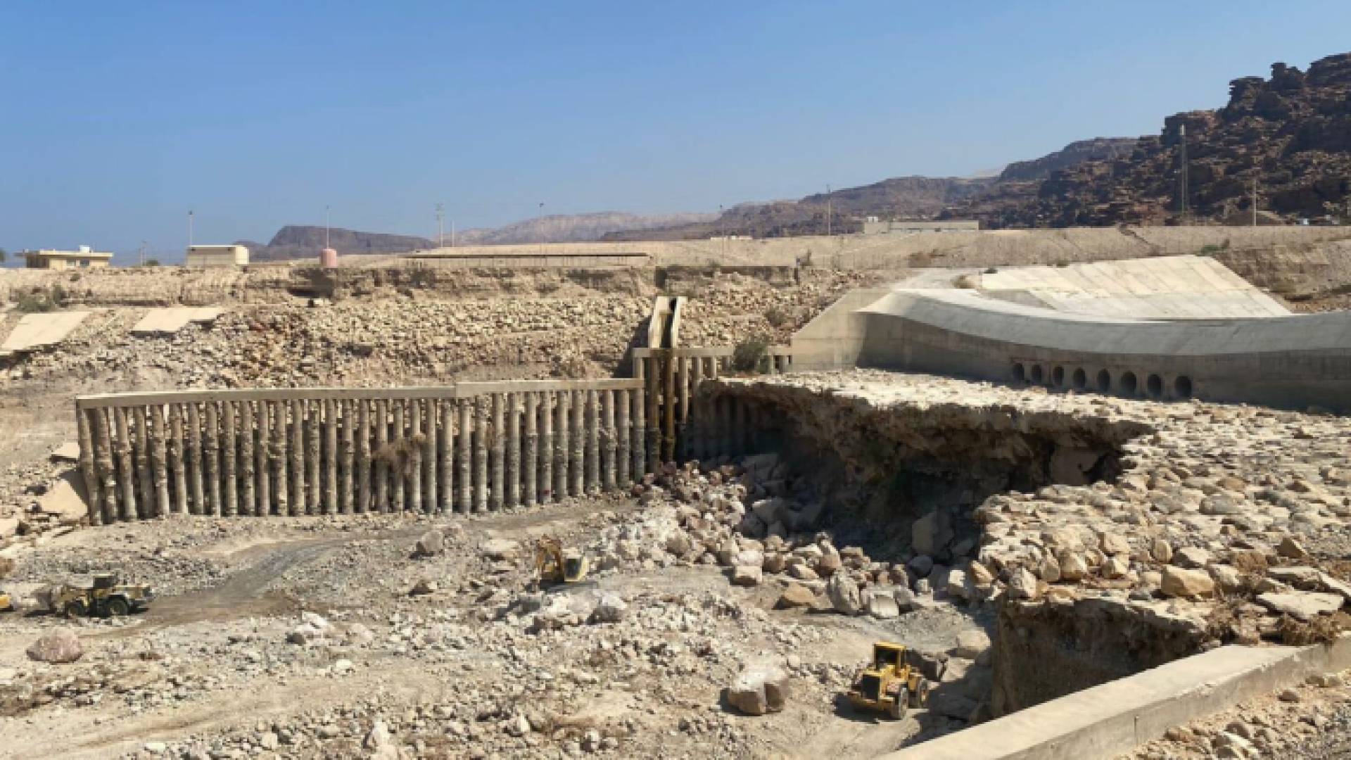 أعمال الصيانة في جسر الموجب