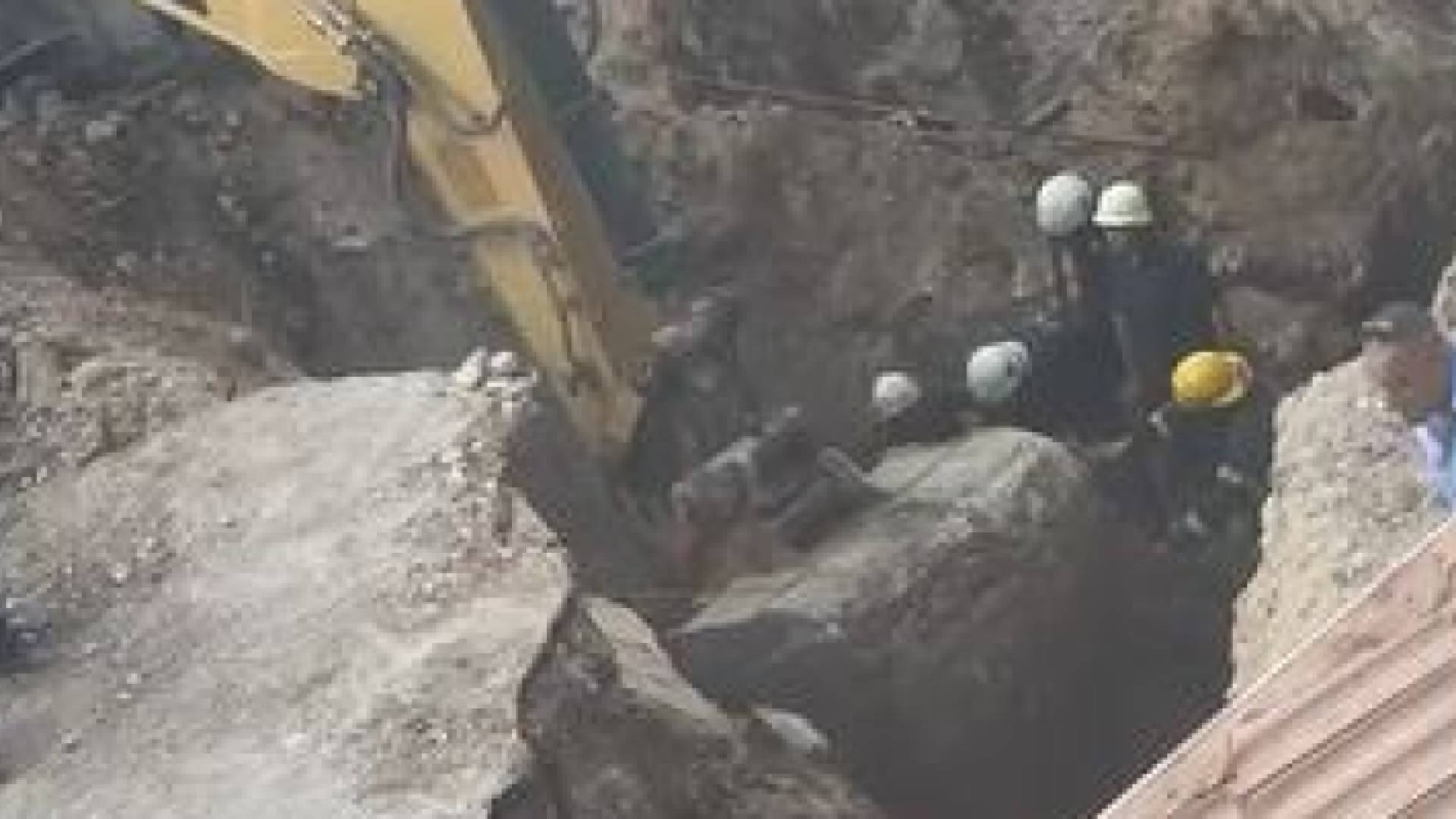 عملية بحث عن عمال انهار عليهم كميات أتربة في نابلس