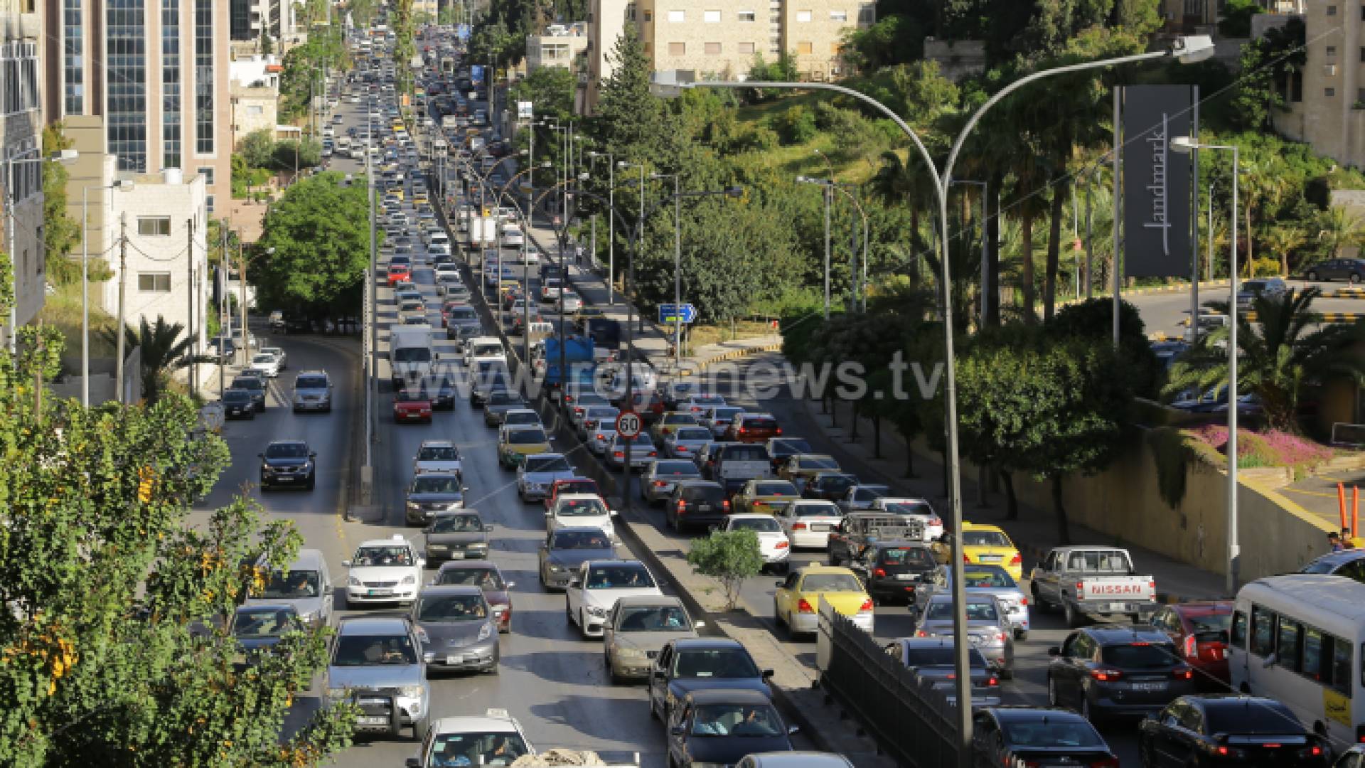 مركبات في احد شوارع العاصمة عمان