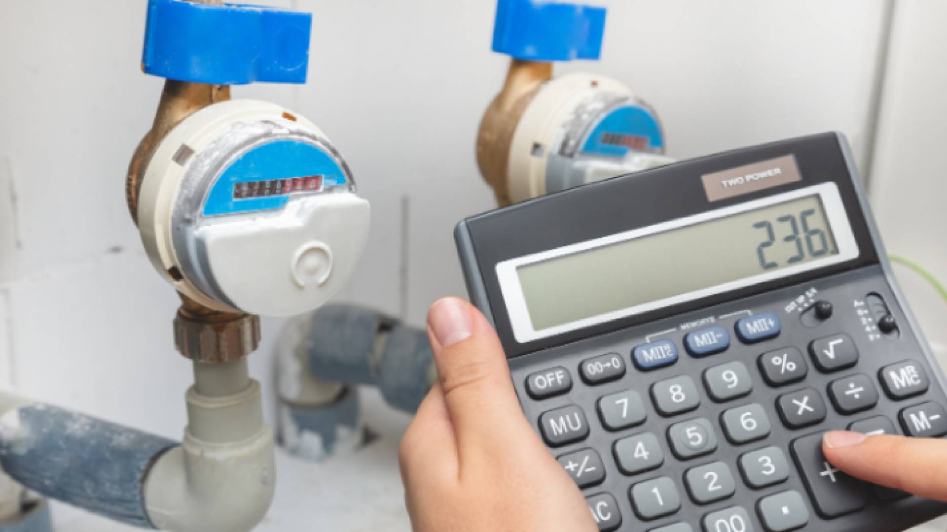 عداد مياه وآلة حاسبة