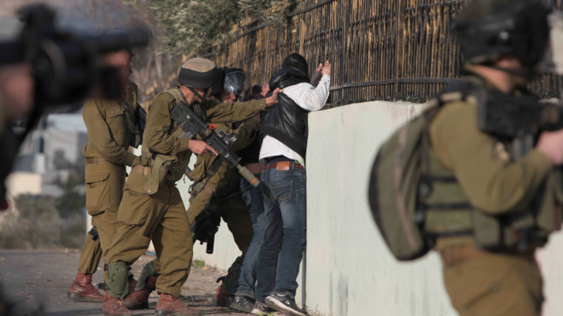 اعتقال فلسطيني من قبل جيش الاحتلال