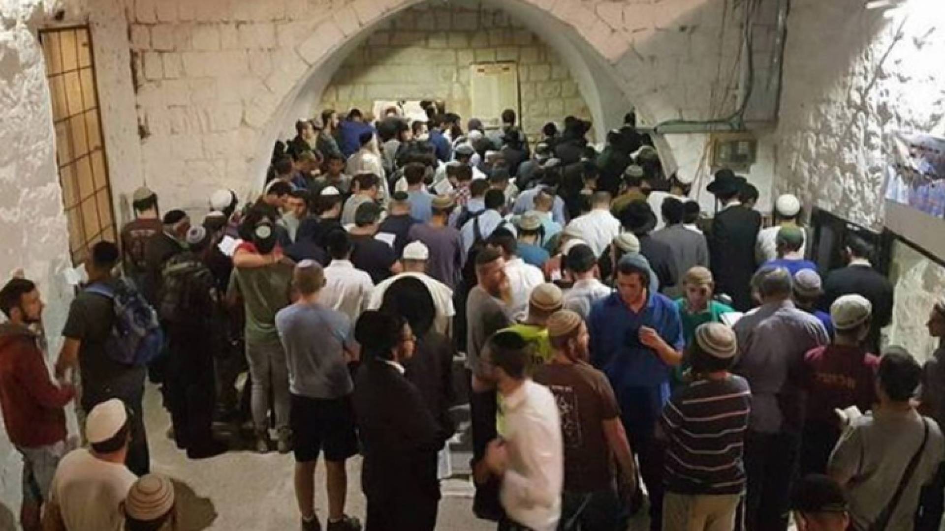 مستوطنون يقتحمون مقامات إسلامية