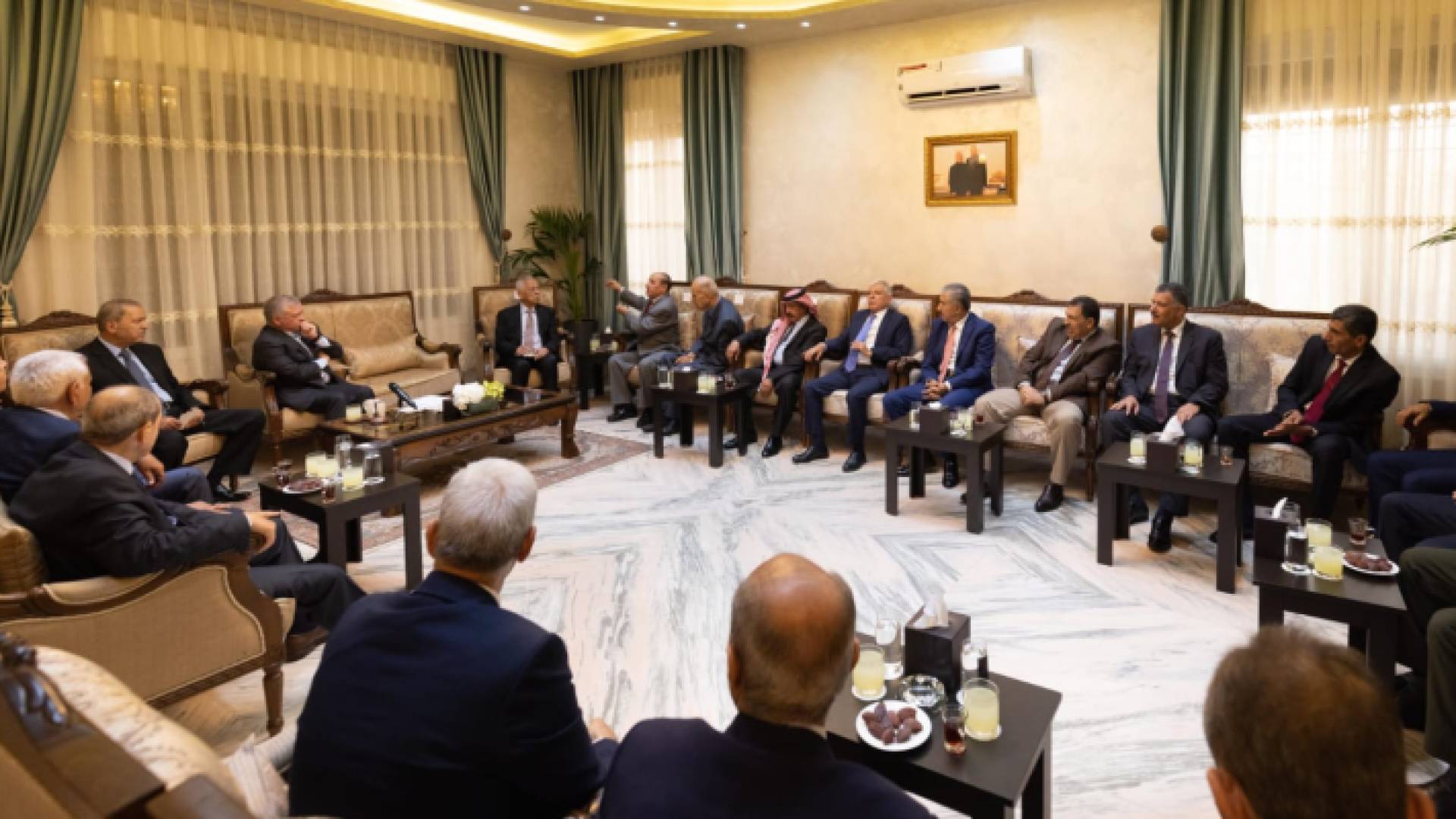 جلالة الملك عبدالله الثاني في منزل الفريق أول المتقاعد طلال الكوفحي