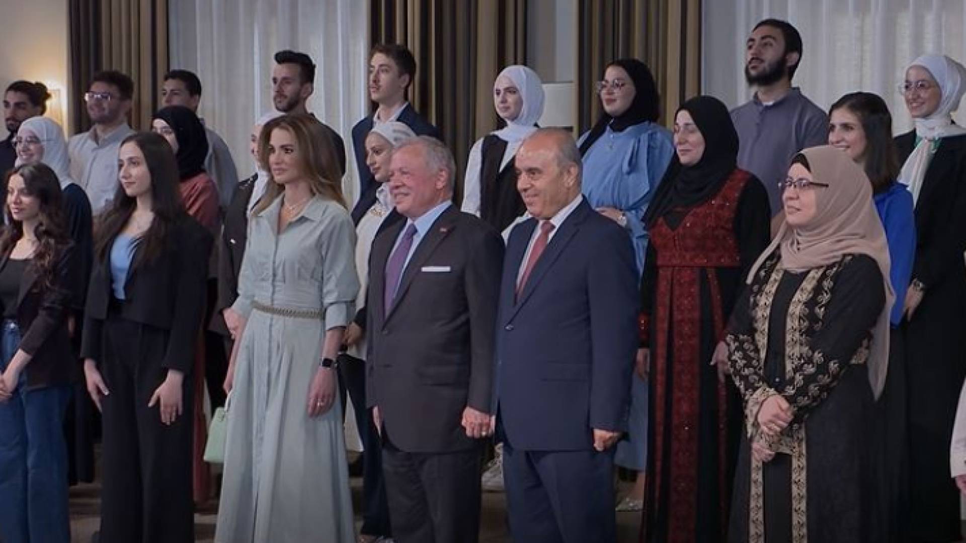 لقاء جلالة الملك وجلالة الملكة لطلبة التوجيهي في قصر الحسينية