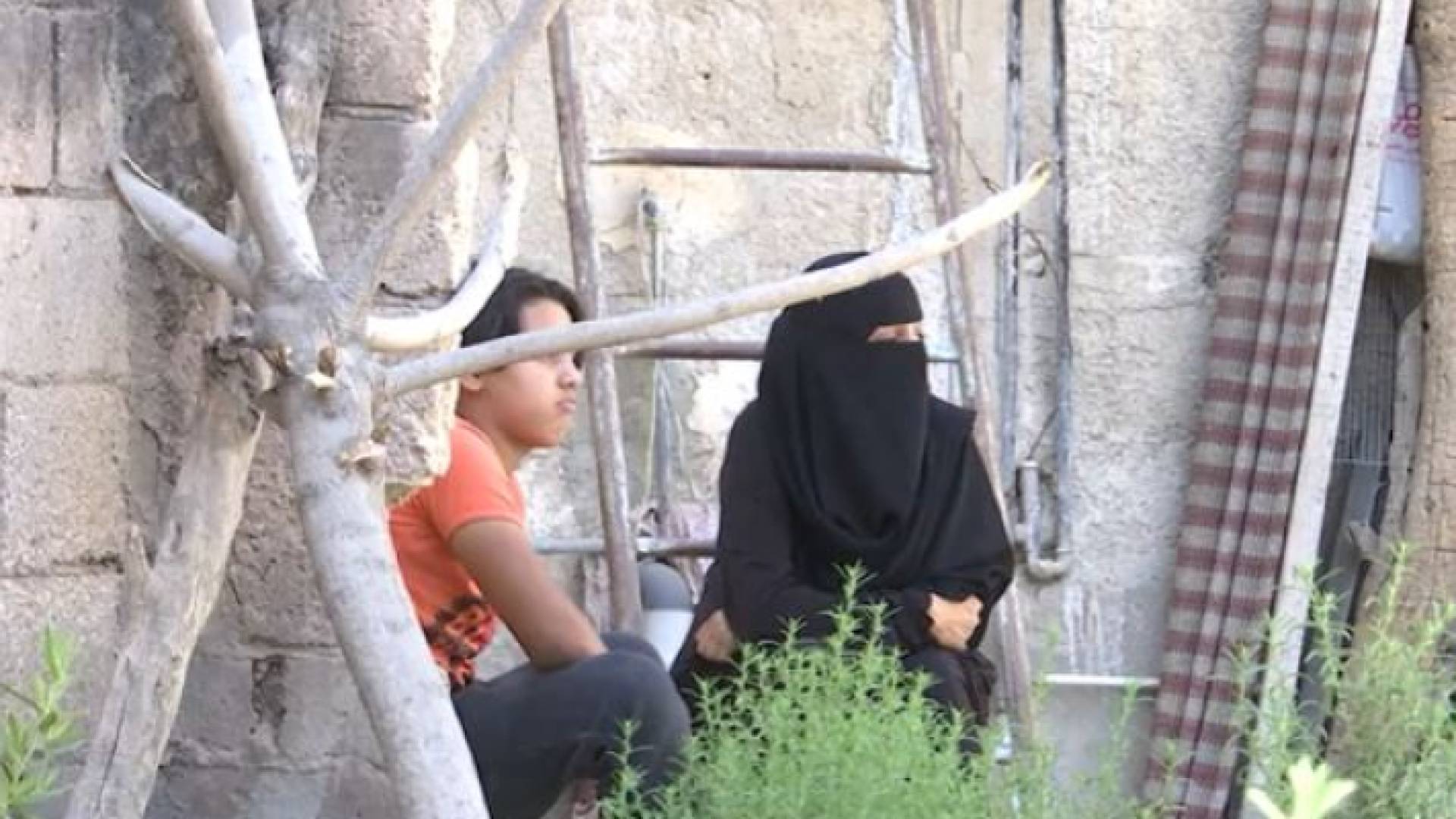 أم سند ونجلها