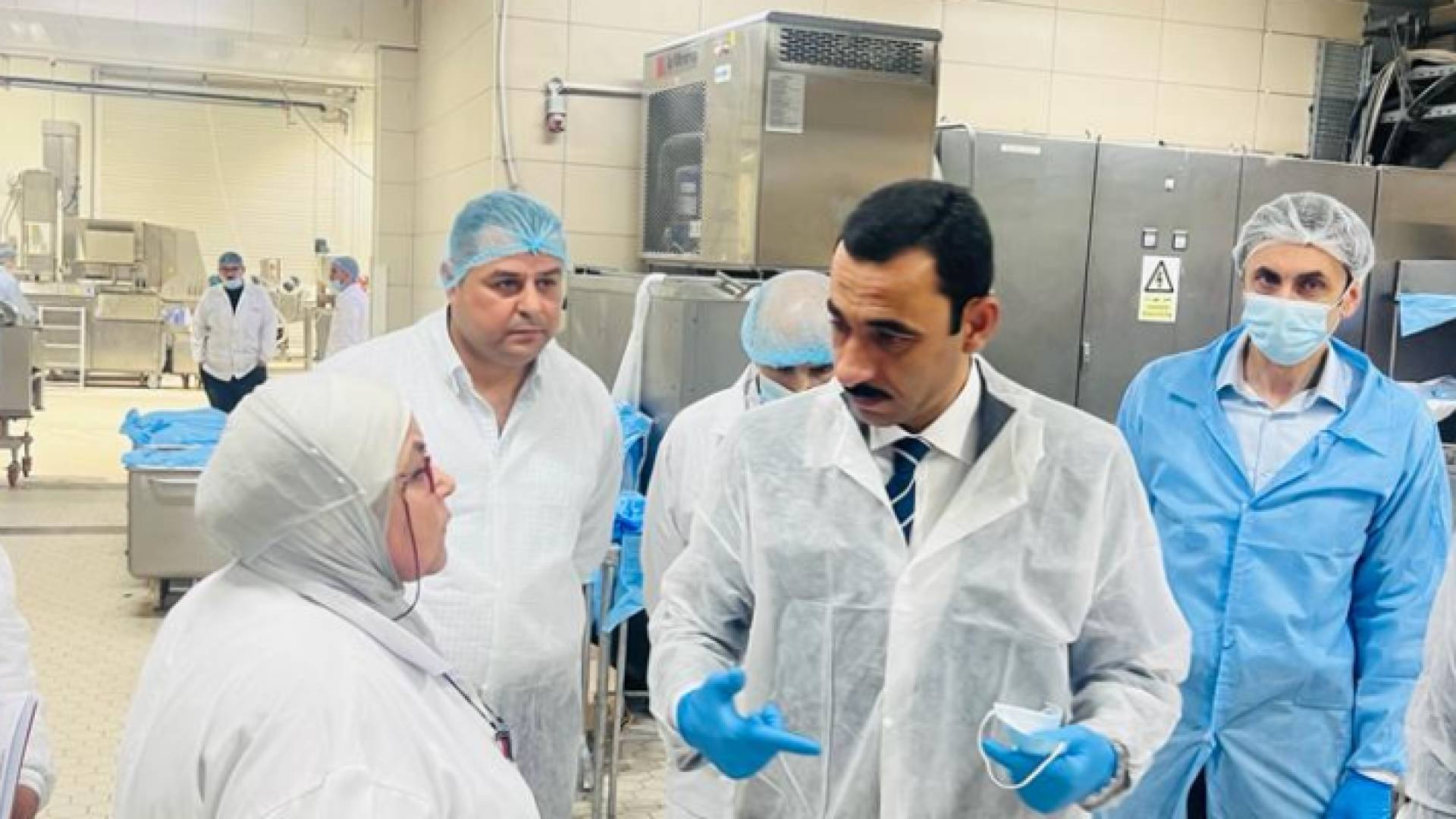 مدير عام المؤسسة العامة للغذاء والدواء، الدكتور نزار مهيدات أثناء زيارته لأحد المصانع