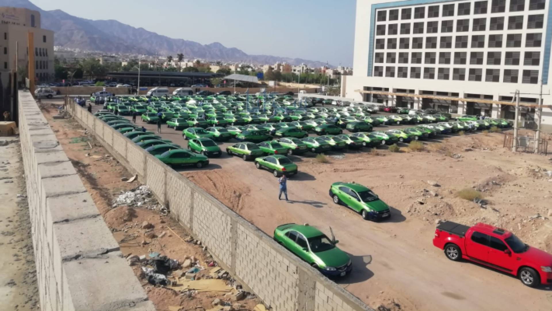 أصحاب سيارات الأجرة العمومي "الأخضر"