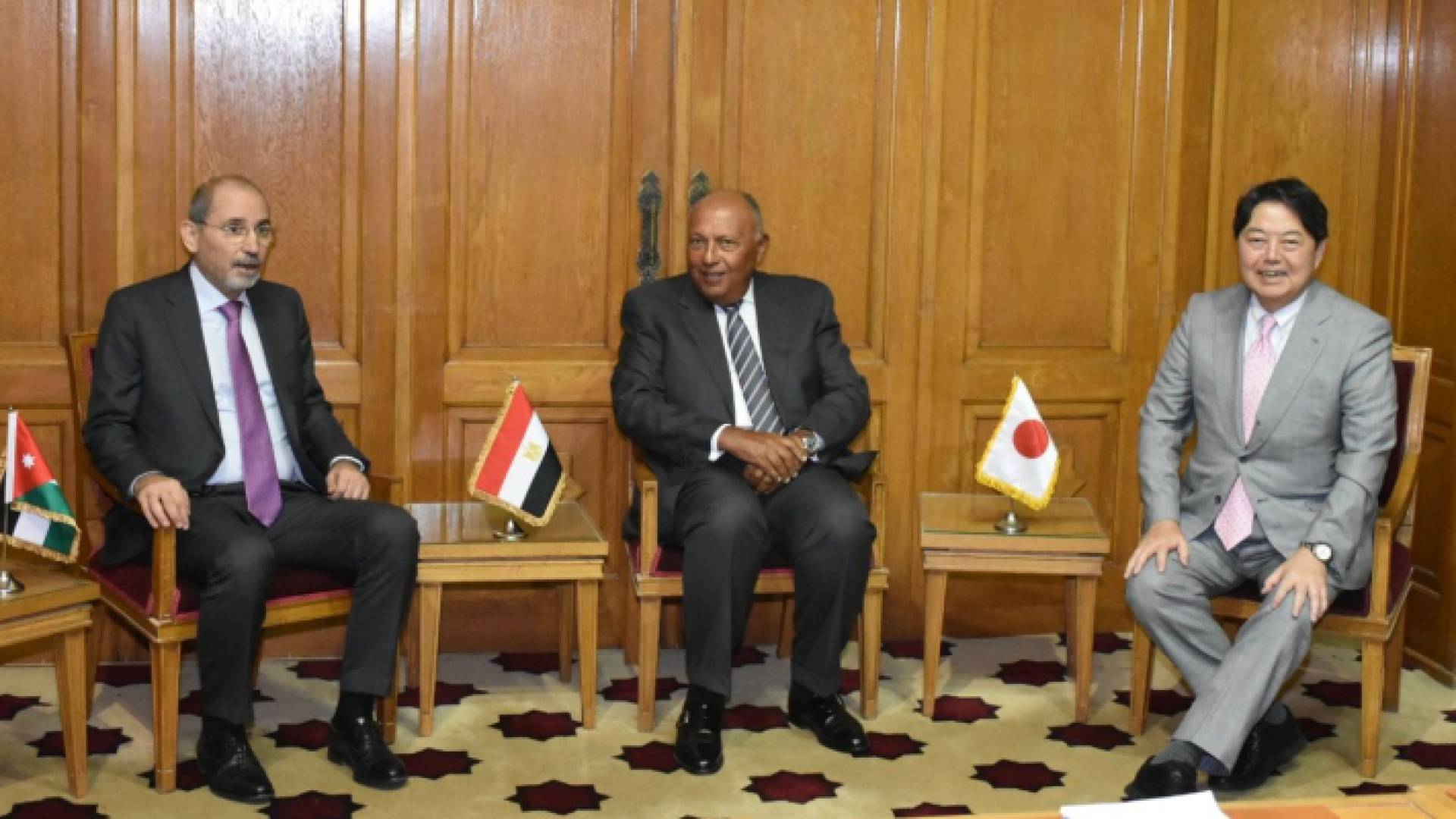 وزير الخارجية أيمن الصفدي ونظرائه المصري والياباني