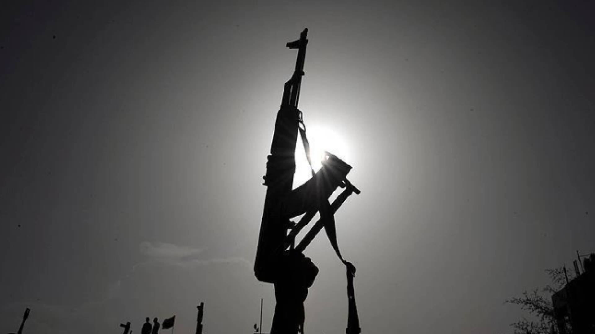 صورة تعبيرية لشخص يحمل سلاحا ناريا