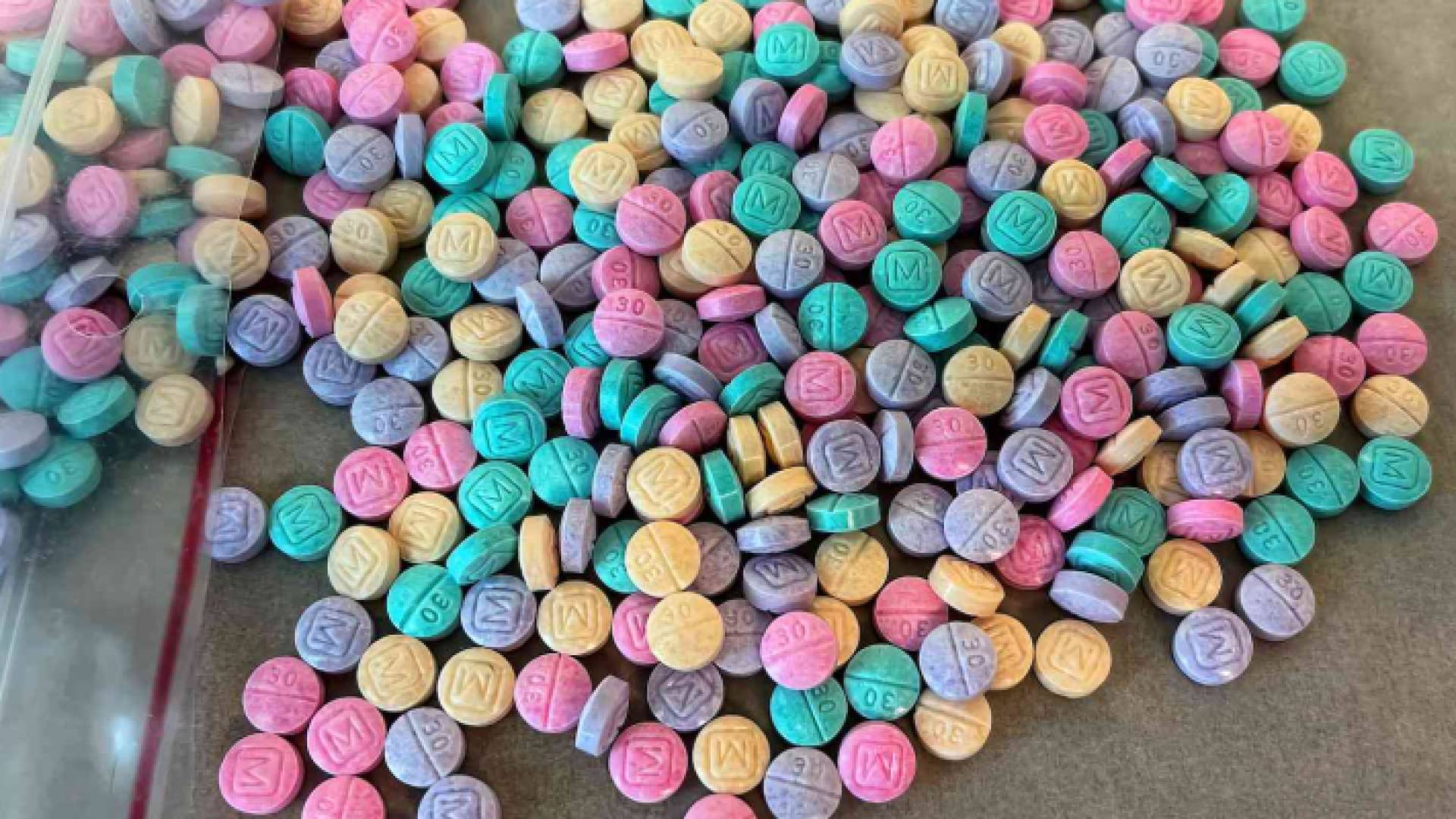 سكاكر تحوي مخدرات