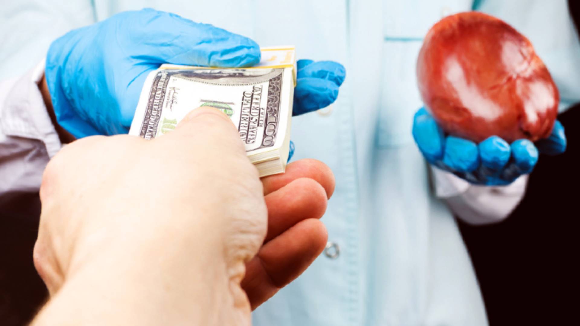 صورة تعبيرية لشخص يتلقى المال مقابل كلية