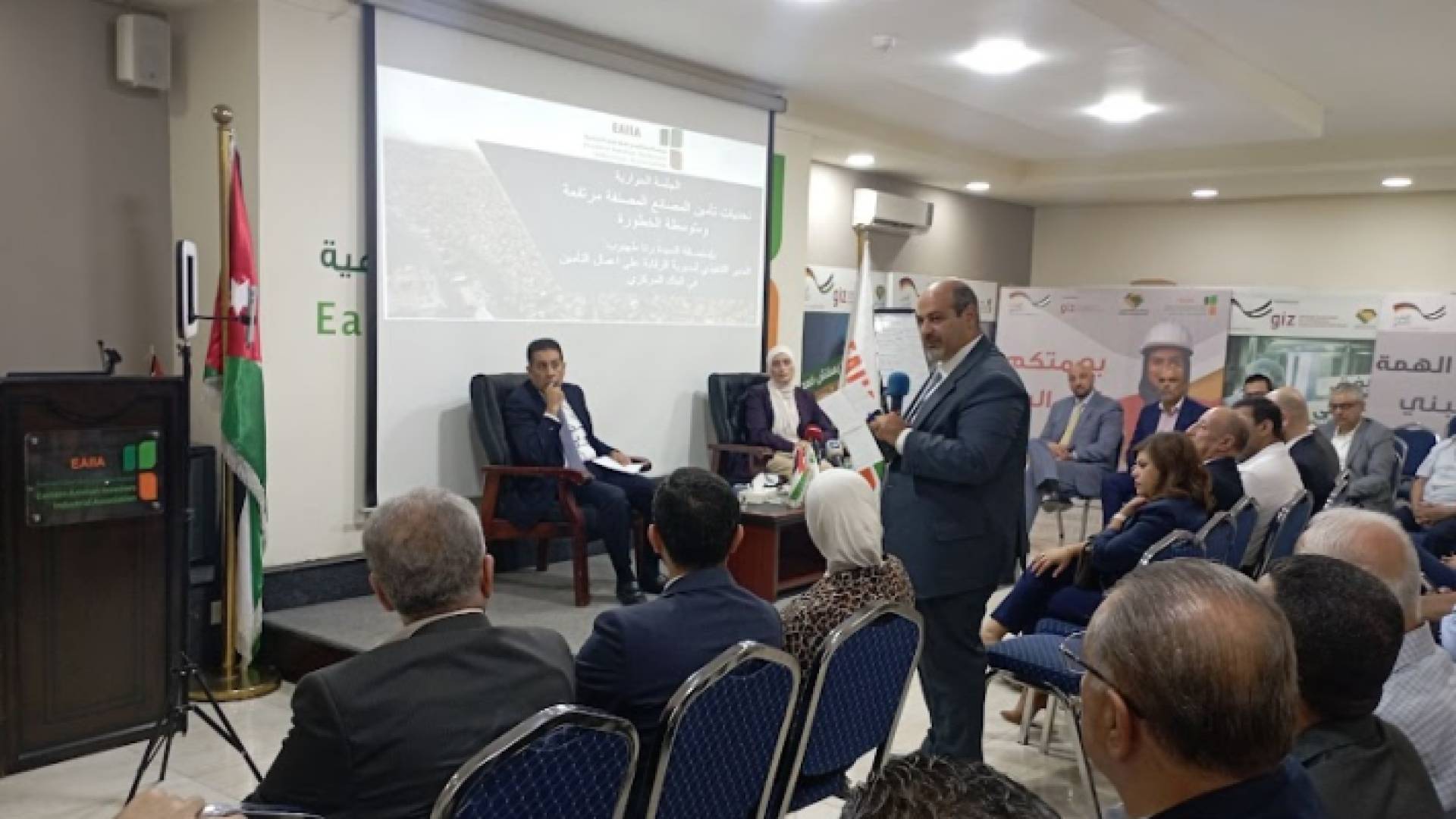 جانب من الجلسة الحوارية