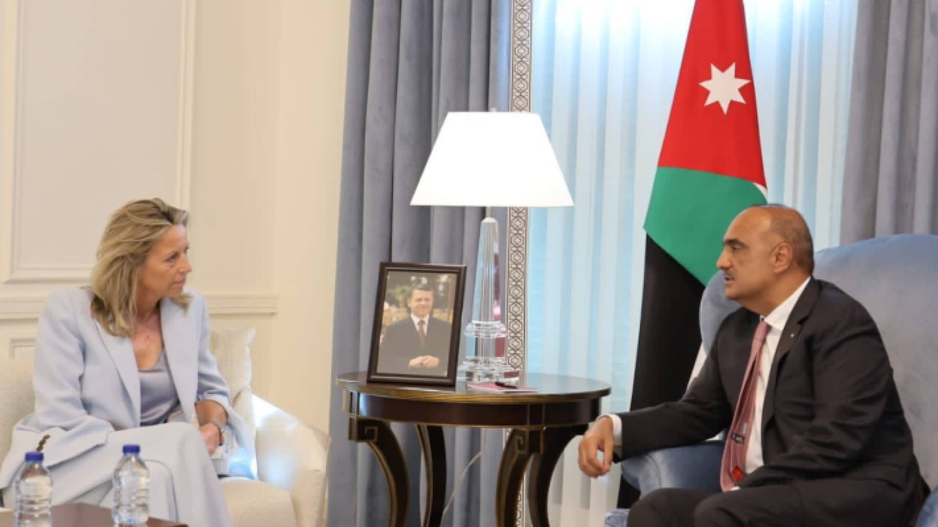 الخصاونة أثناء لقائه وزيرة دفاع مملكة هولندا اكايسا أولونجرن