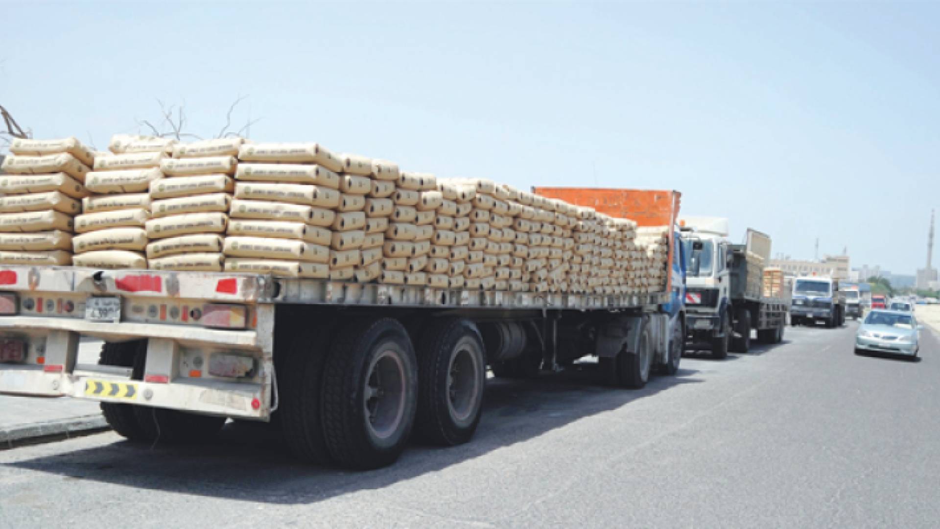 شاحنة نقل أكياس إسمنتية