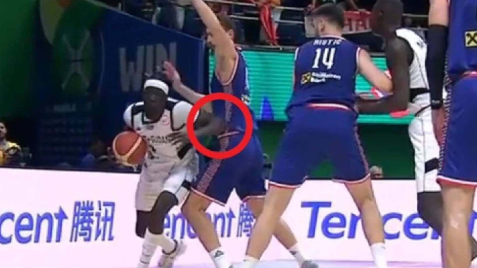 لحظة تعرض اللاعب الصربي للإصابة