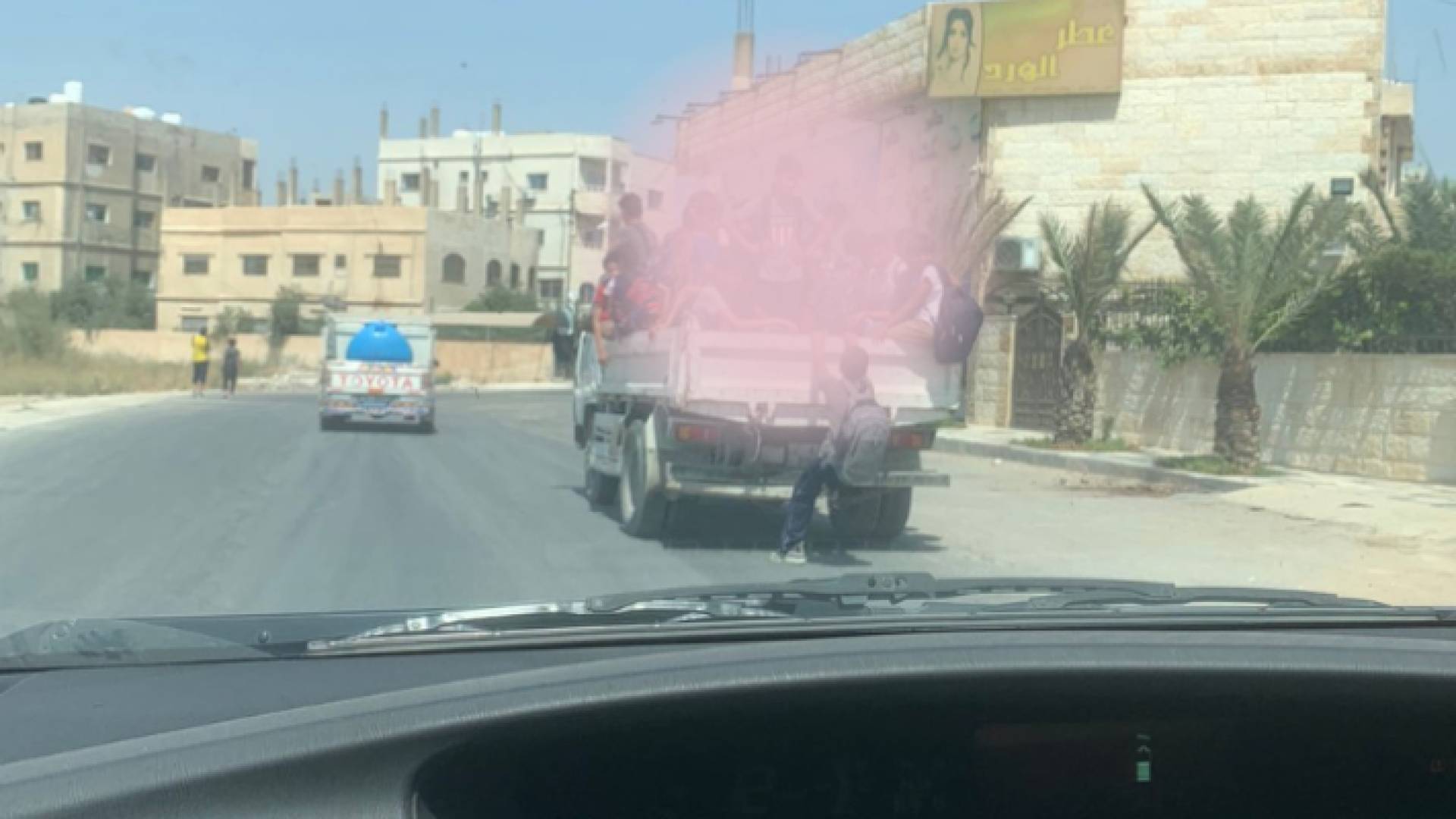 صورة الأطفال أعلى الحافلة