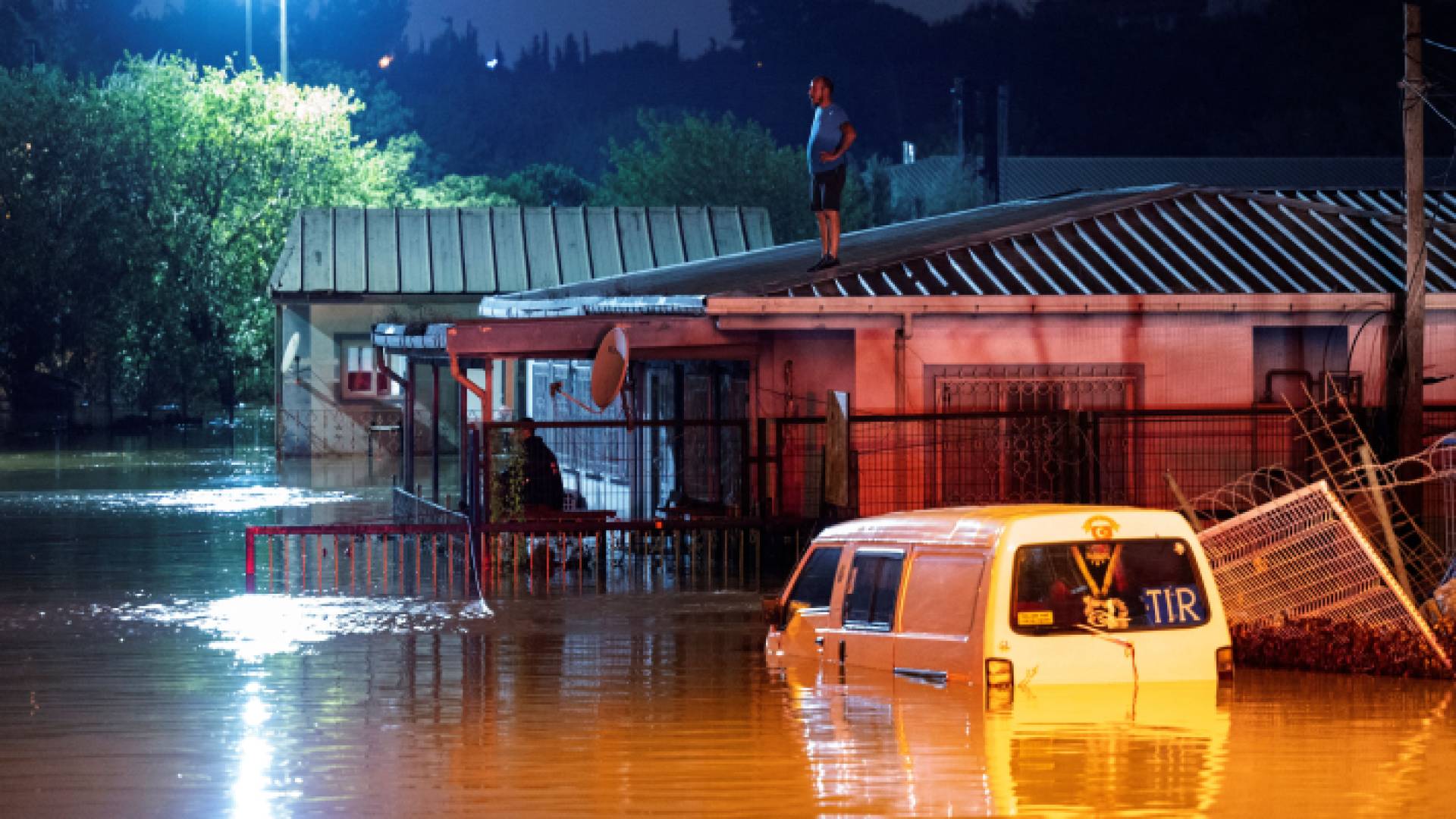 مياه الأمطار غمرت الشوارع