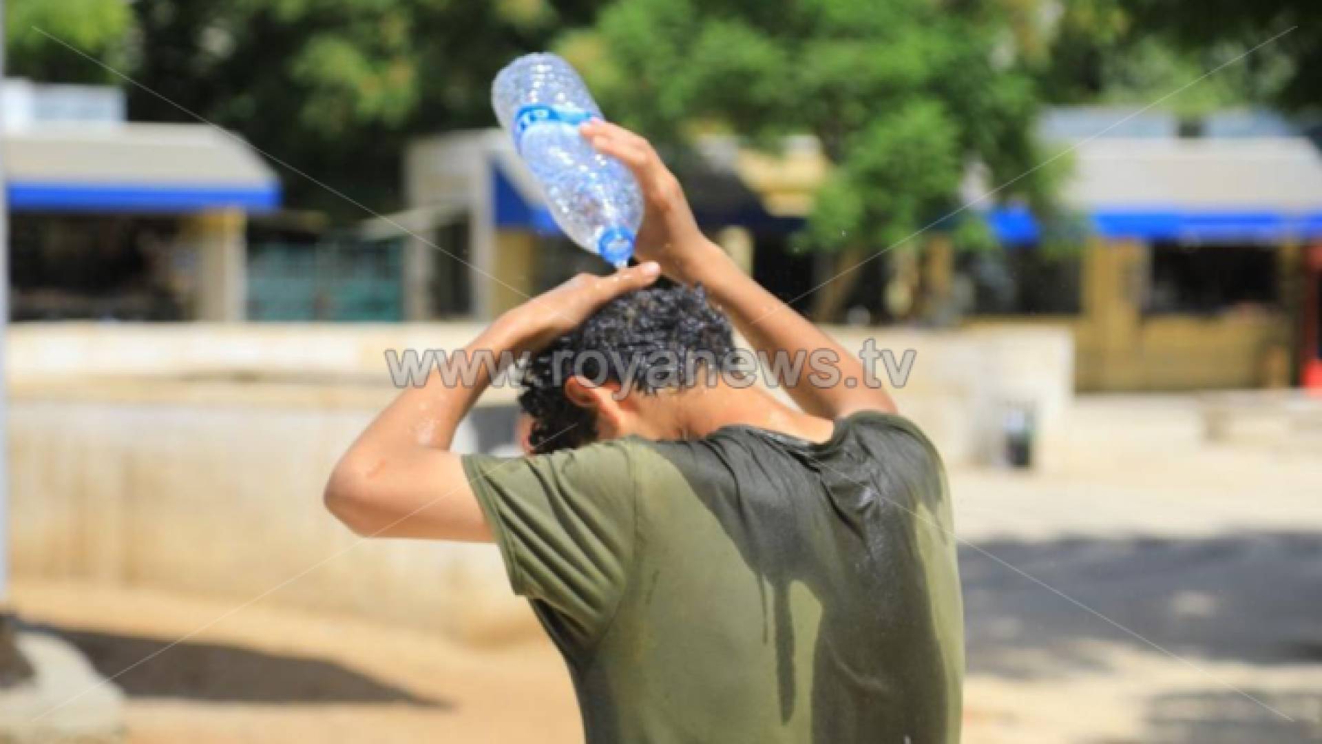 شخص يسكب الماء على رأسه