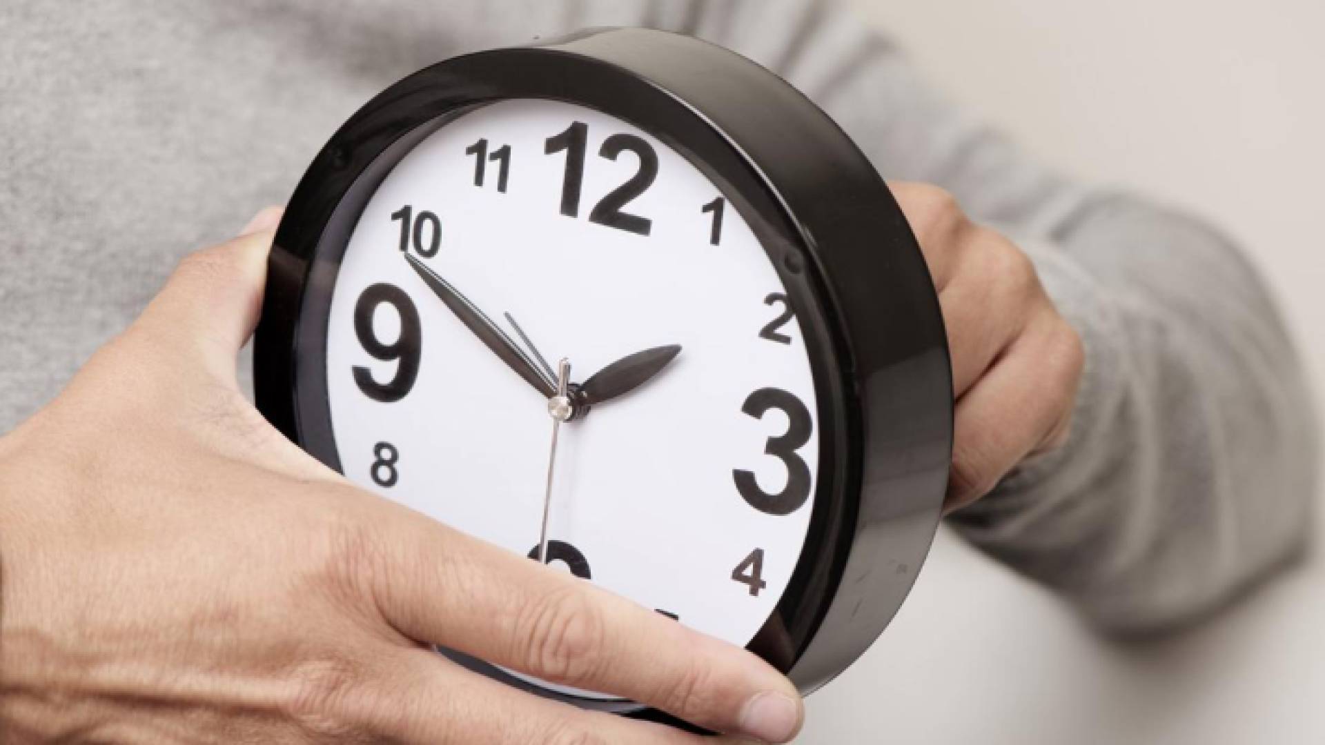 شخص يقوم بتعديل عقارب الساعة