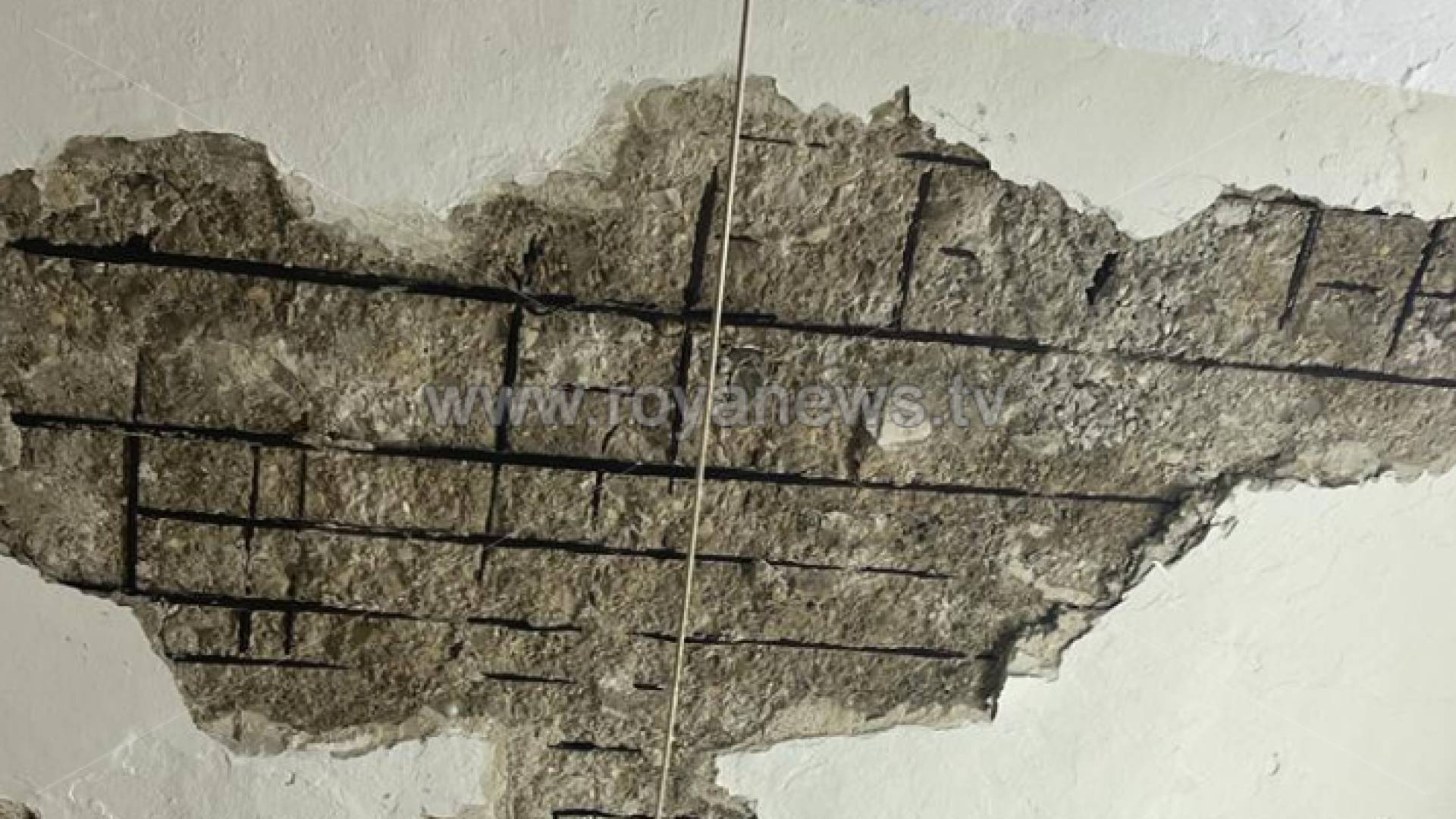 جانب من السقف بعد تساقط قطع اسمنتية
