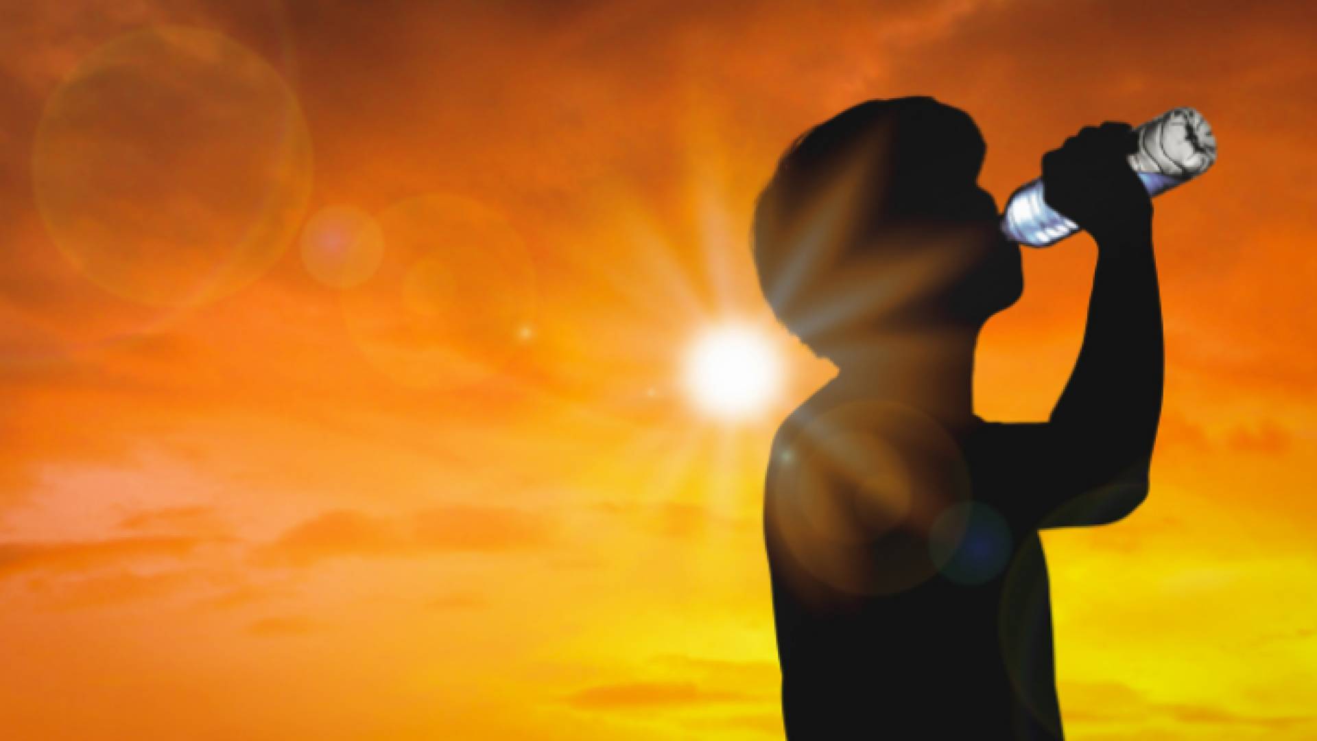 شخص يشرب الماء في ظل ارتفاع درجات الحرارة