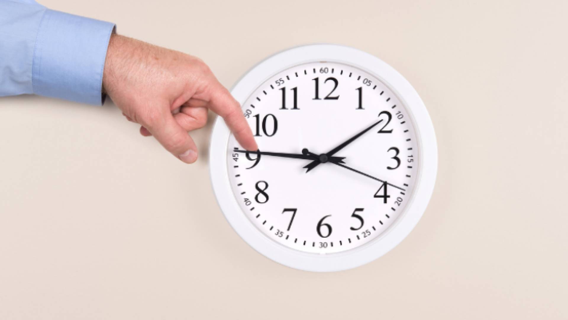 شخص يقوم بتعديل عقارب الساعة