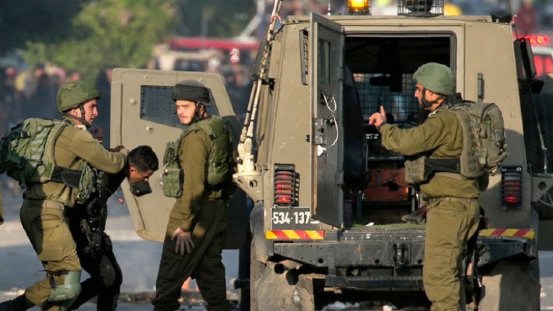 عناصر من قوات الاحتلال الإسرائيلي تعتقل فلسطينيا