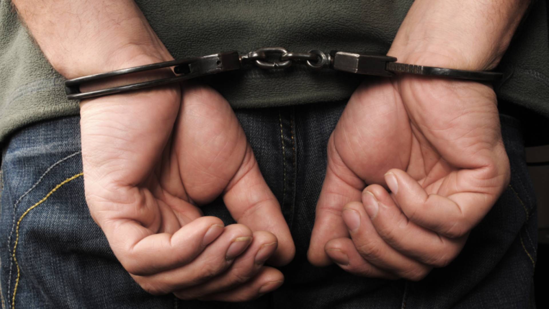 القبض على شخص