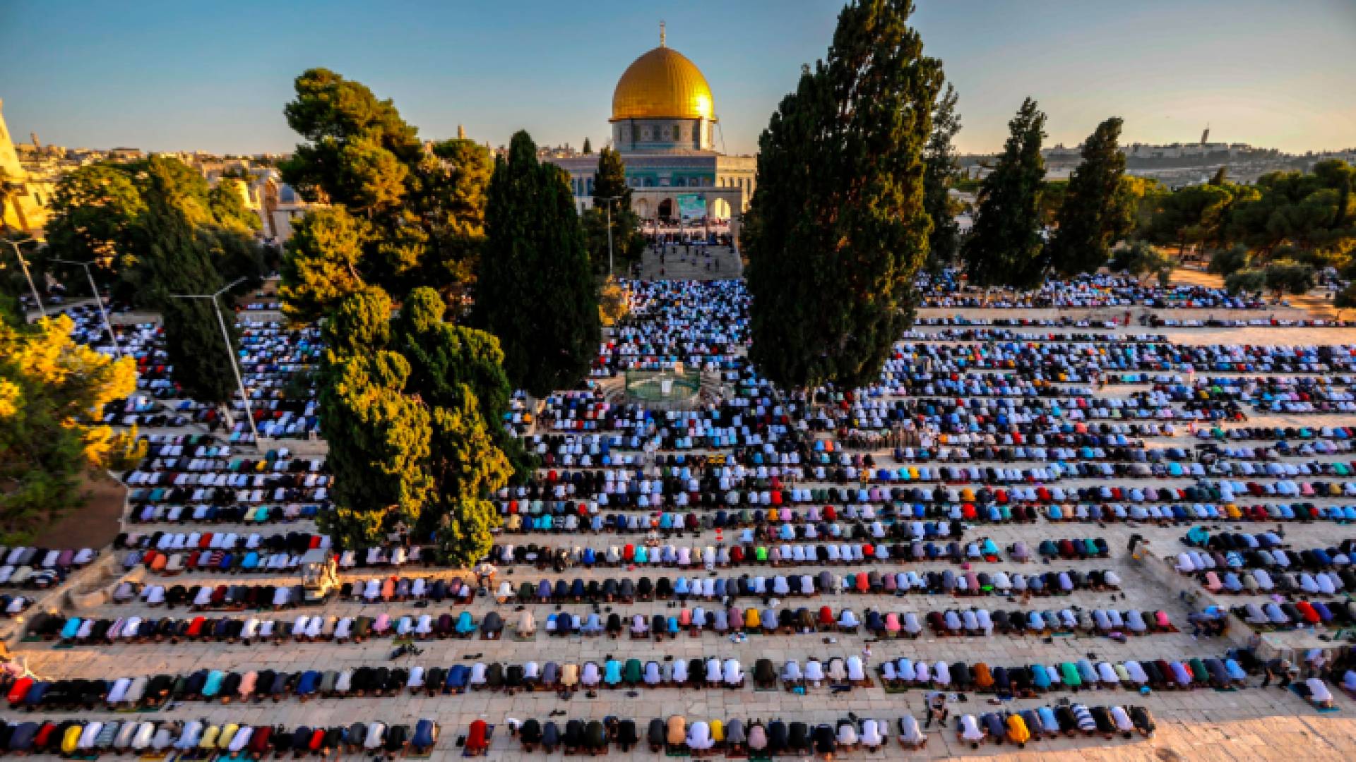 صورة أرشيفية لمصلين في رحاب المسجد الأقصى