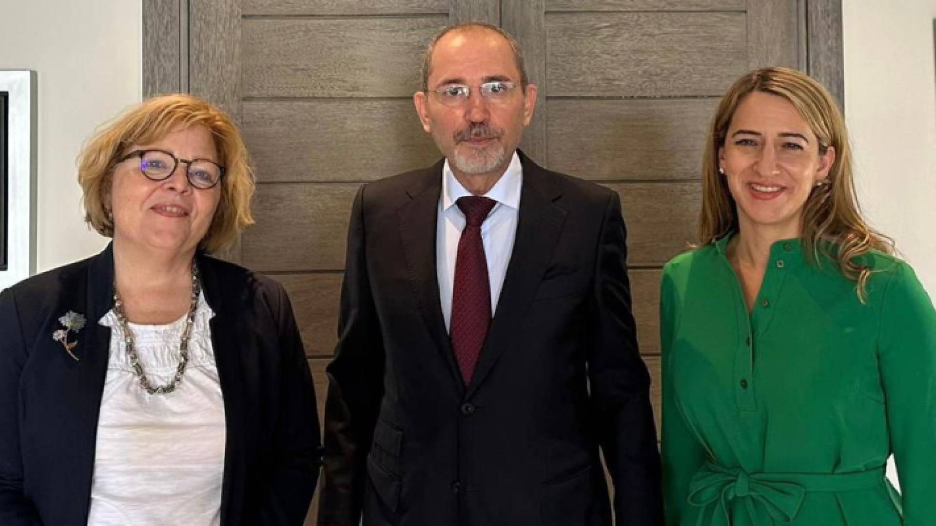 وزير الخارجية أيمن الصفدي ومساعدة وزير الخارجية الأمريكية باربرا ليف والسفيرة الأمريكية يائيل لمبرت