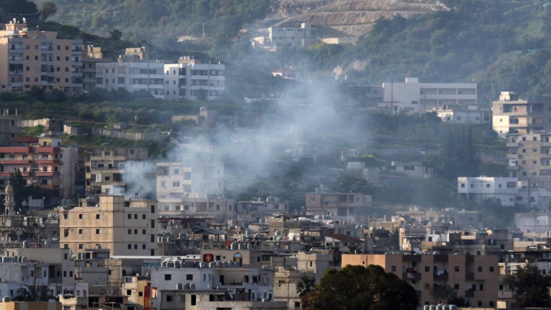 تصاعد أعمدة الدخان من مخيم عين الحلوة