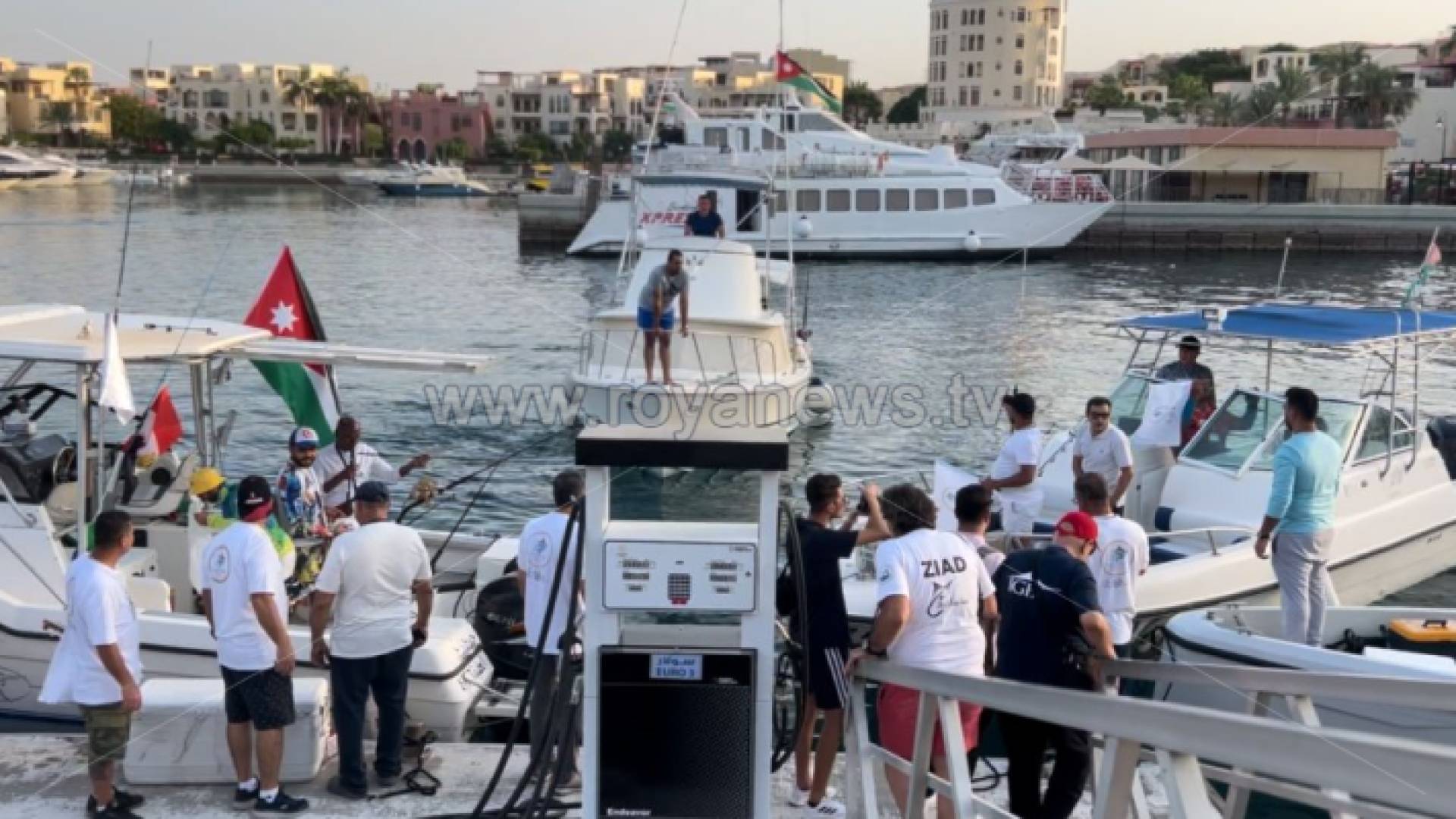 مشاركون في بطولة صيد الأسماك في العقبة