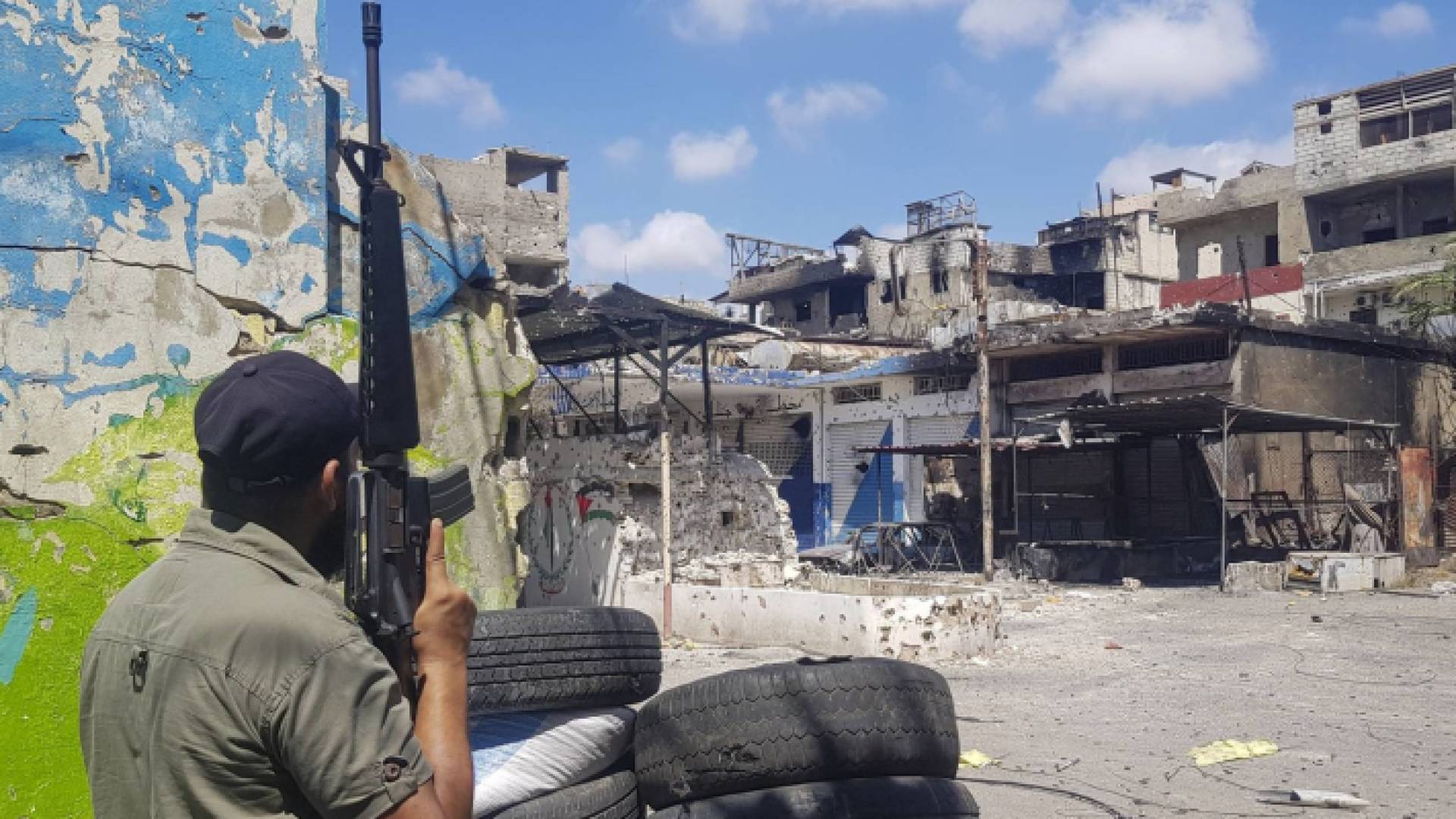 شخص يحمل سلاحا في مخيم عين الحلوة