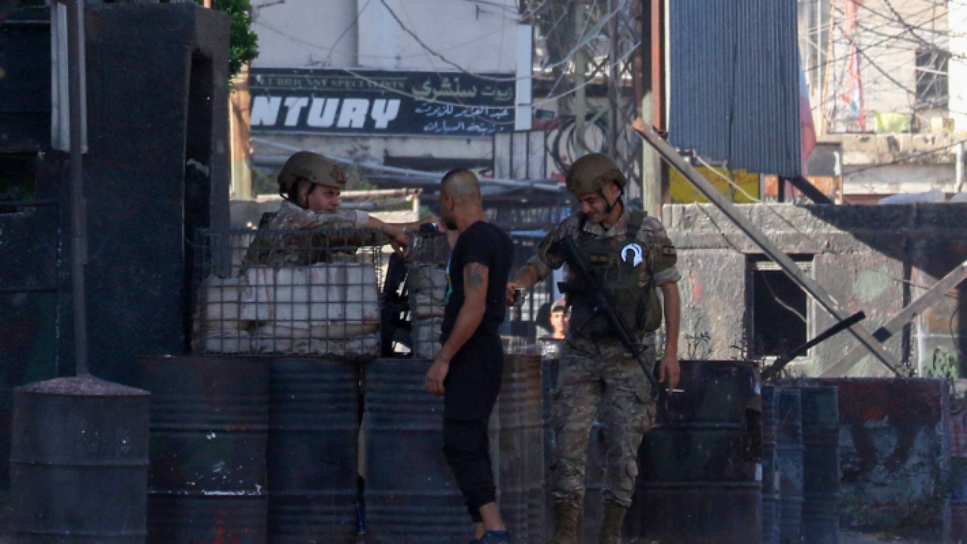 عناصر من الجيش اللبناني أمام مدخل عين الحلوة