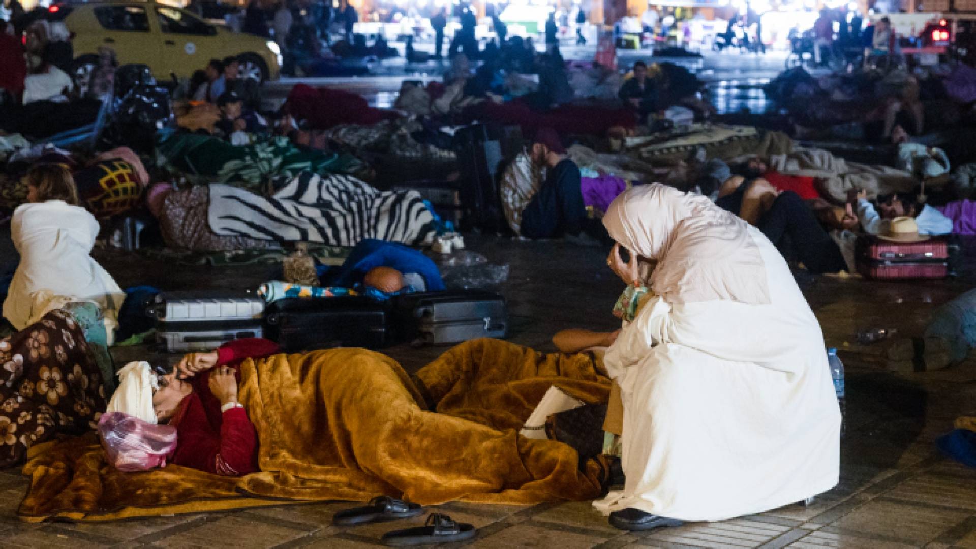 مغاربة يفترشون الأرض عقب الزلزال المدمر في المغرب