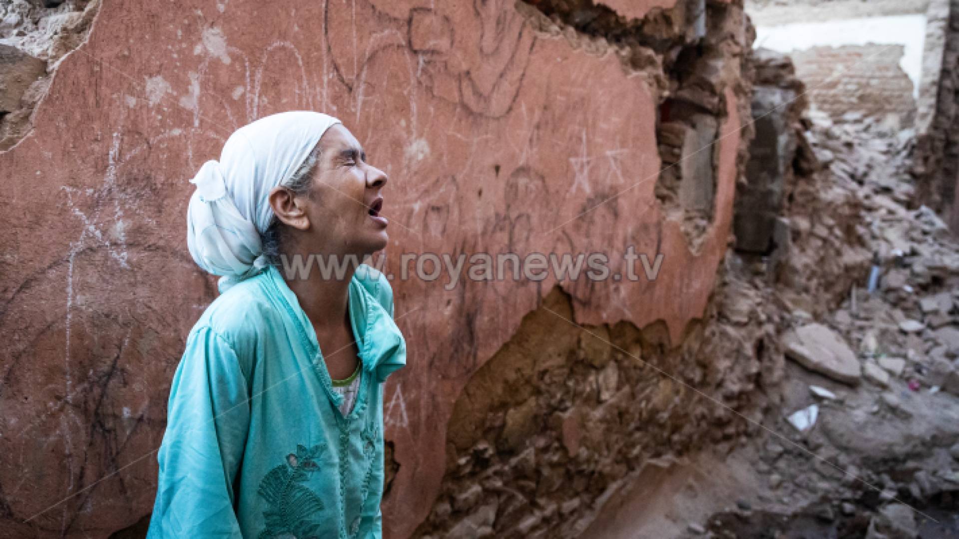 سيدة في مراكش عقب انهيار منزلها في زلزالال المغرب المدمر