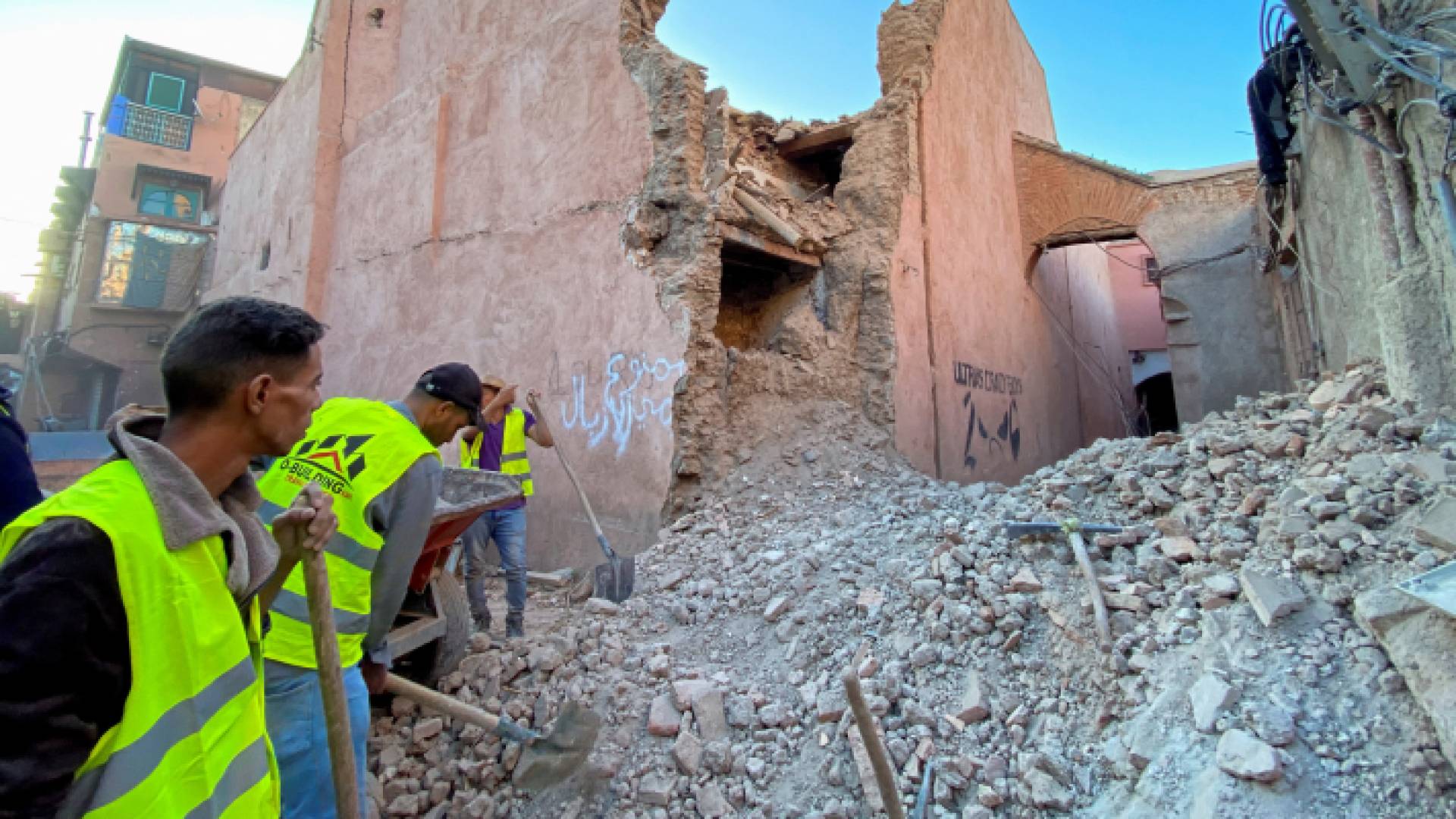 رجال الإنقاذ يبحثون عن ناجين في إحدى المناطق التي ضربها الزلزال في المغرب