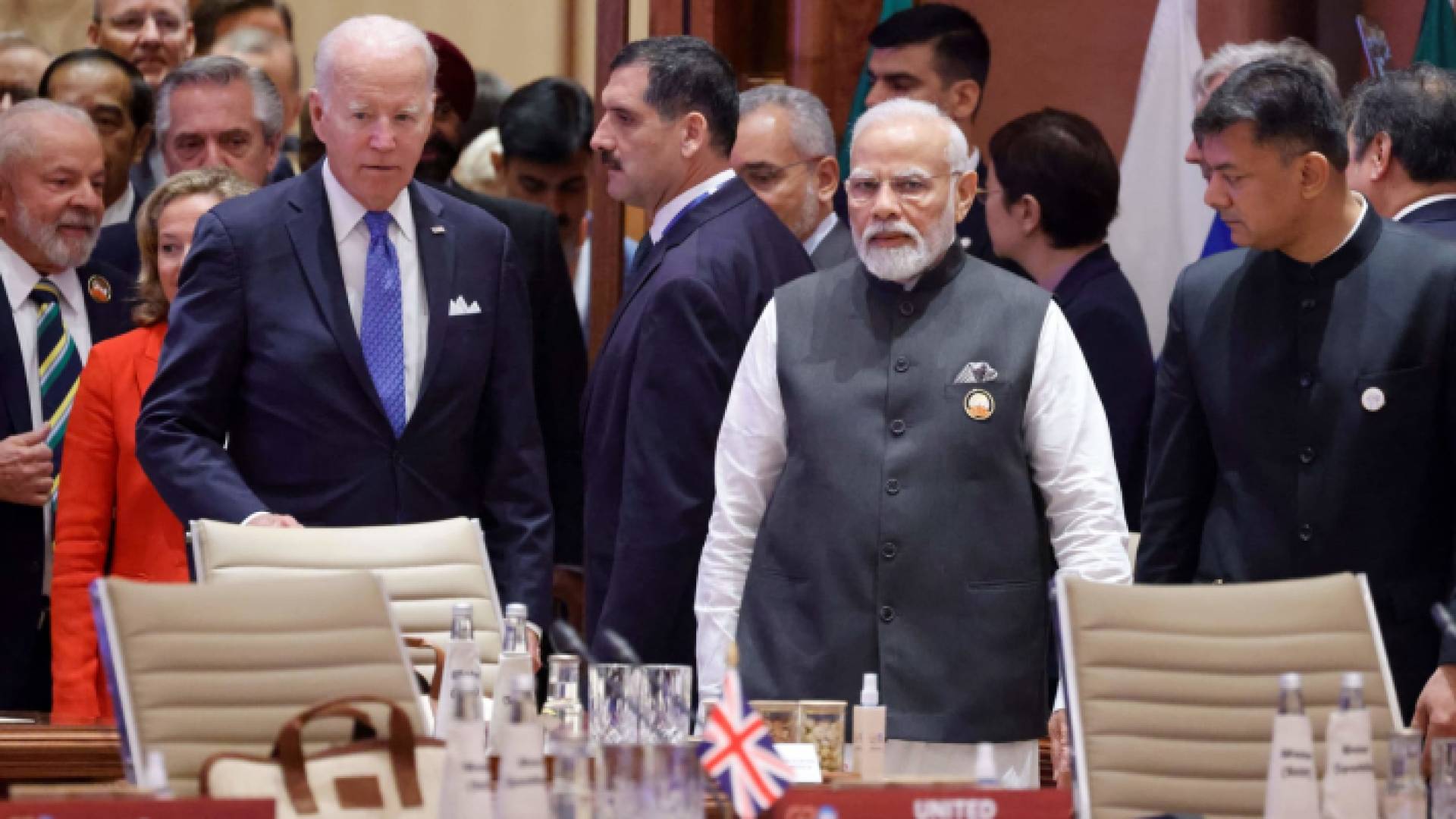 الرئيس الأمريكي جو بايدن يسارا والرئيس الهندي ناريندرا مودي يسارا خلال انعقاد قمة العشرين