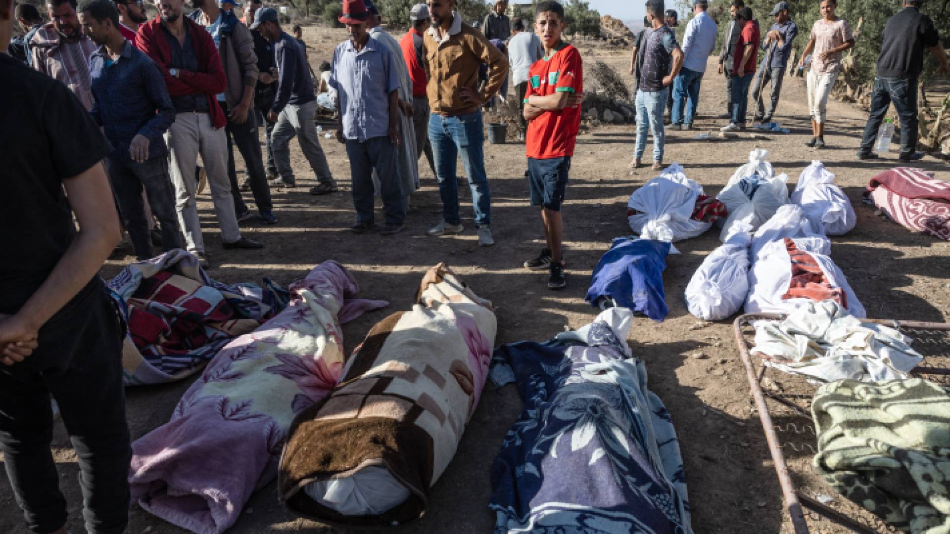 الصورة لضحايا الزلزال المدمر