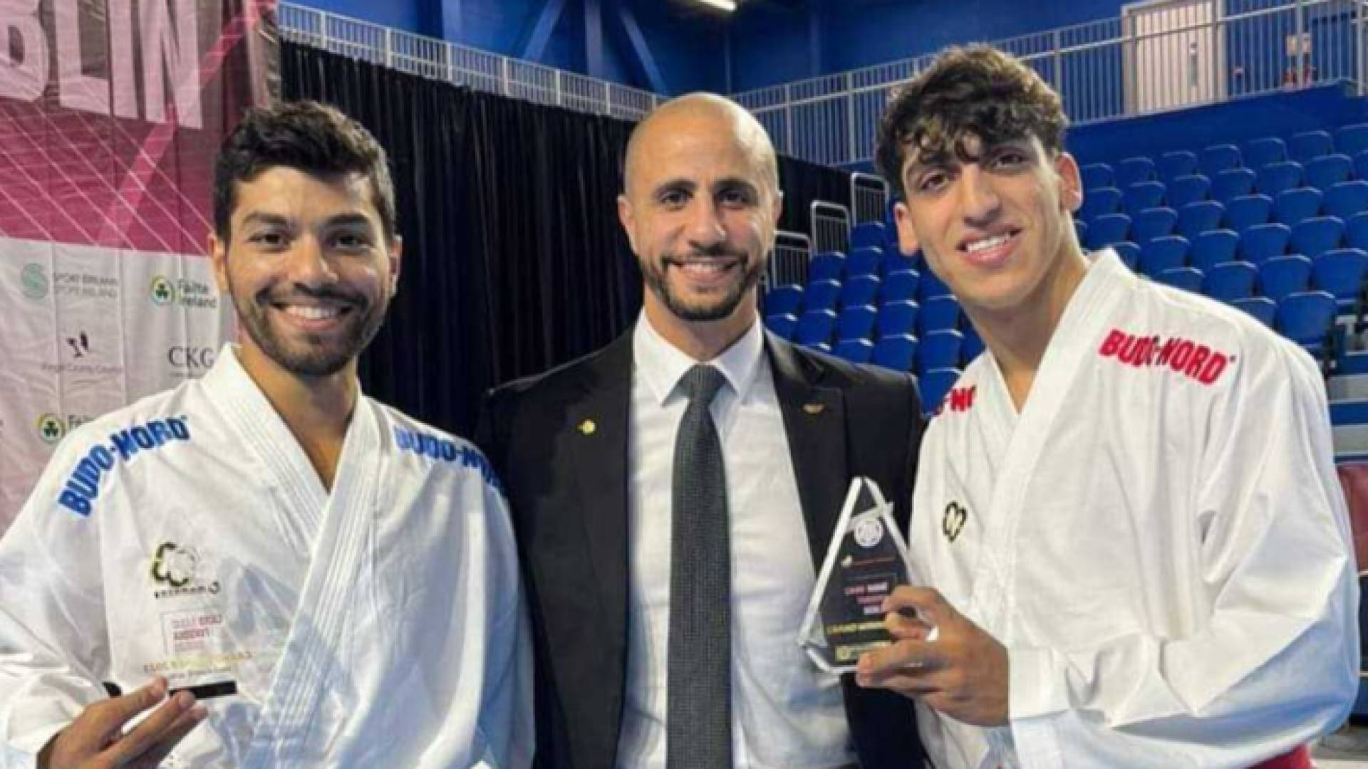 المصاطفة والجعفري رفقة مدربهما