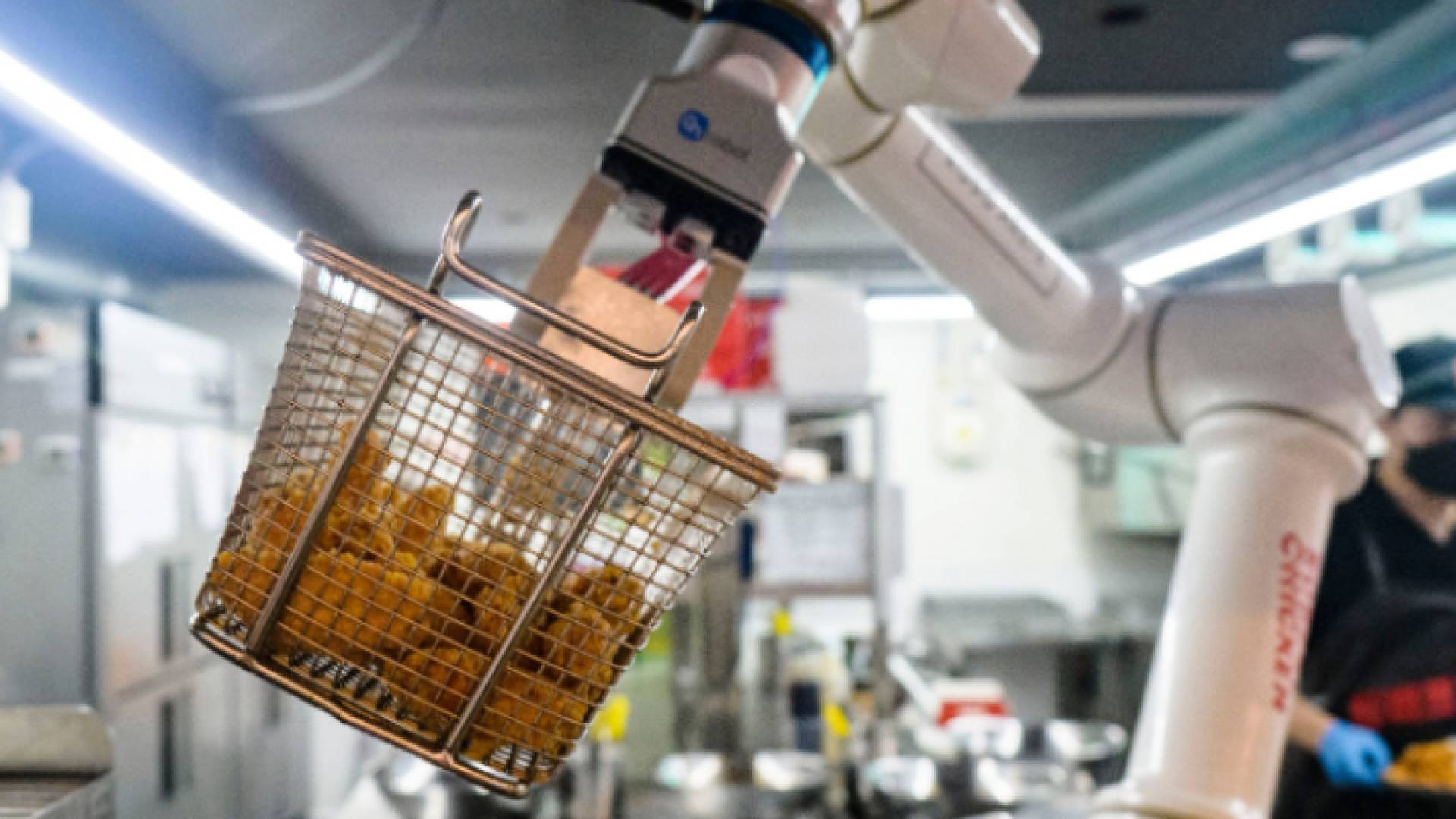 روبوت أثناء طهيه الدجاج بمطعم في كوريا الجنوبية