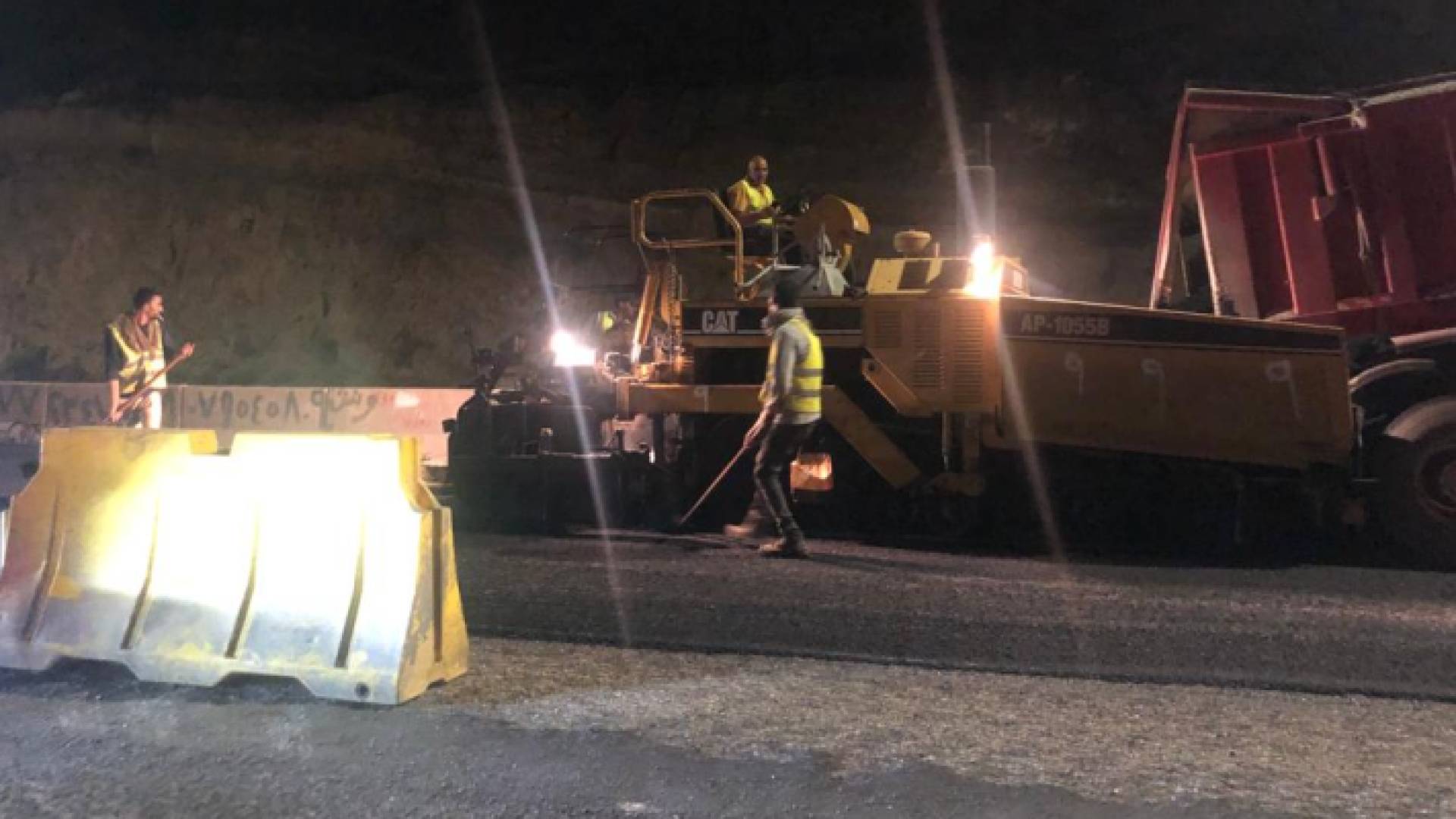 جانب من أعمال الصيانة للطريق