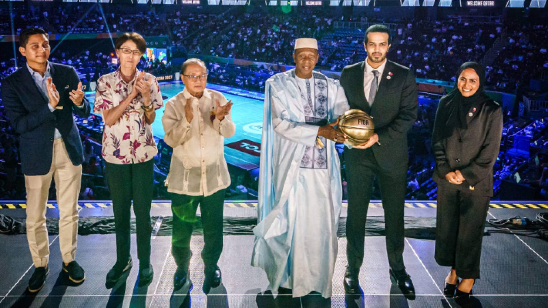 لحظة تسليم ممثل قطر للكرة