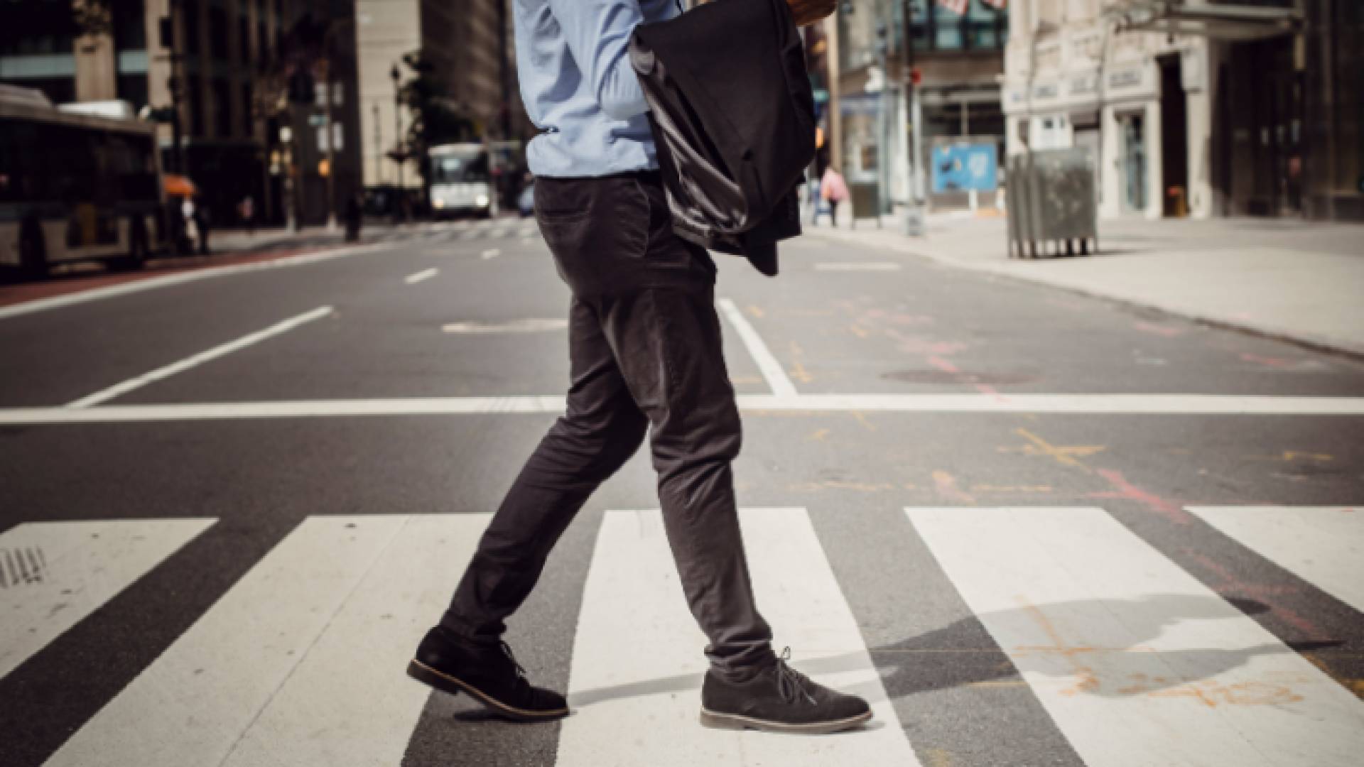 شخص يعبر الطريق من خلال ممر مخصص للمشاة