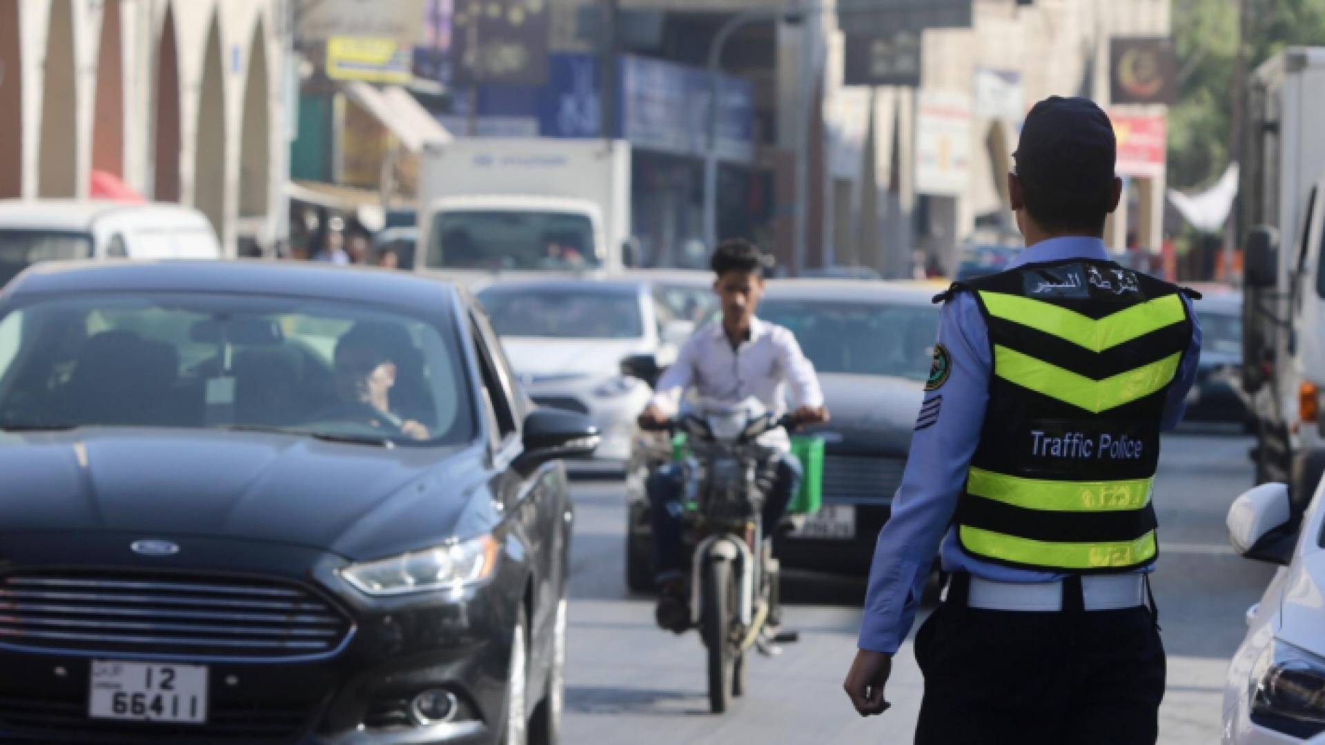 رجل سير في أحد شوارع العاصمة عمان