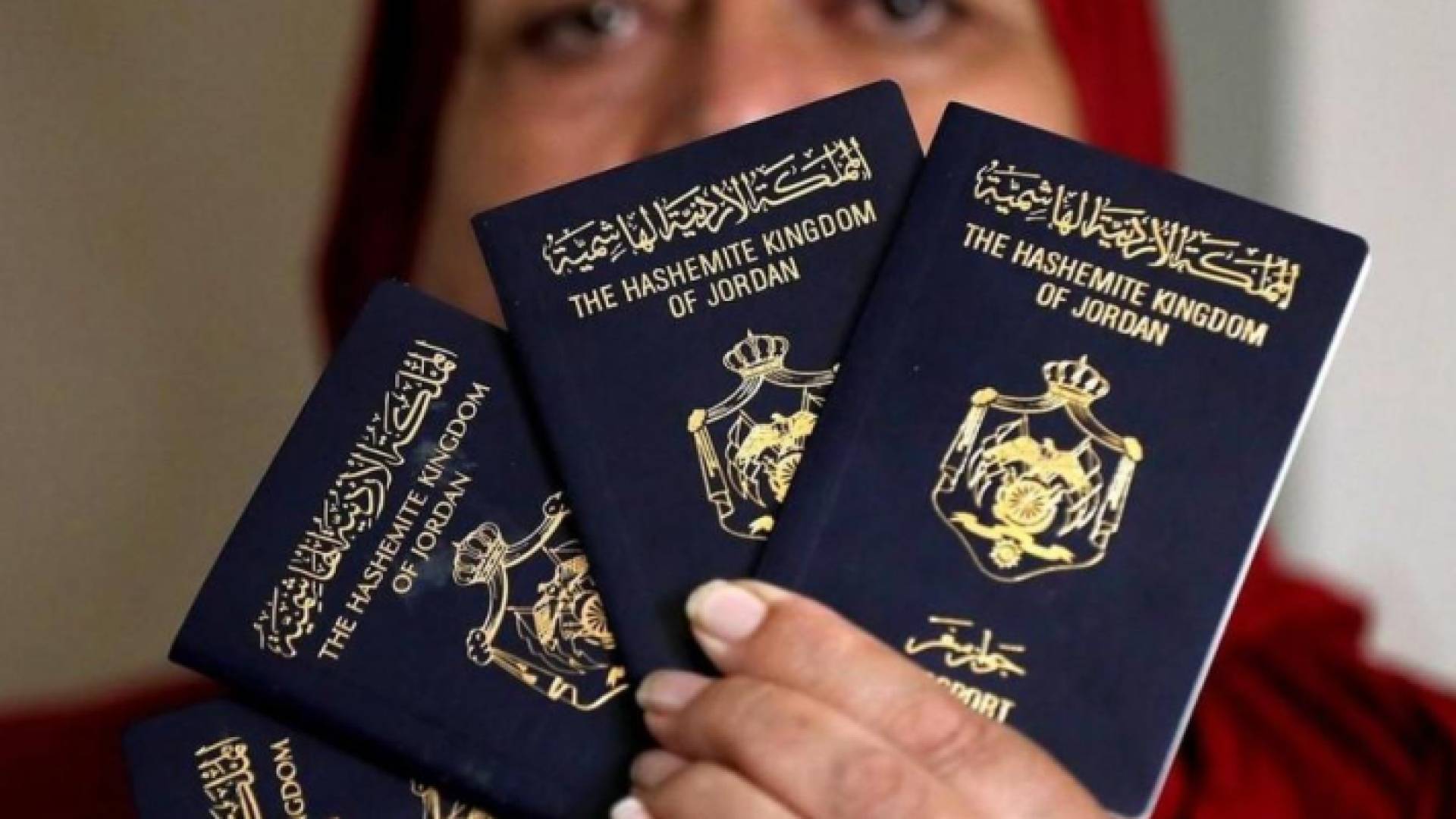 سيدة تحمل جوازات سفر أردنية