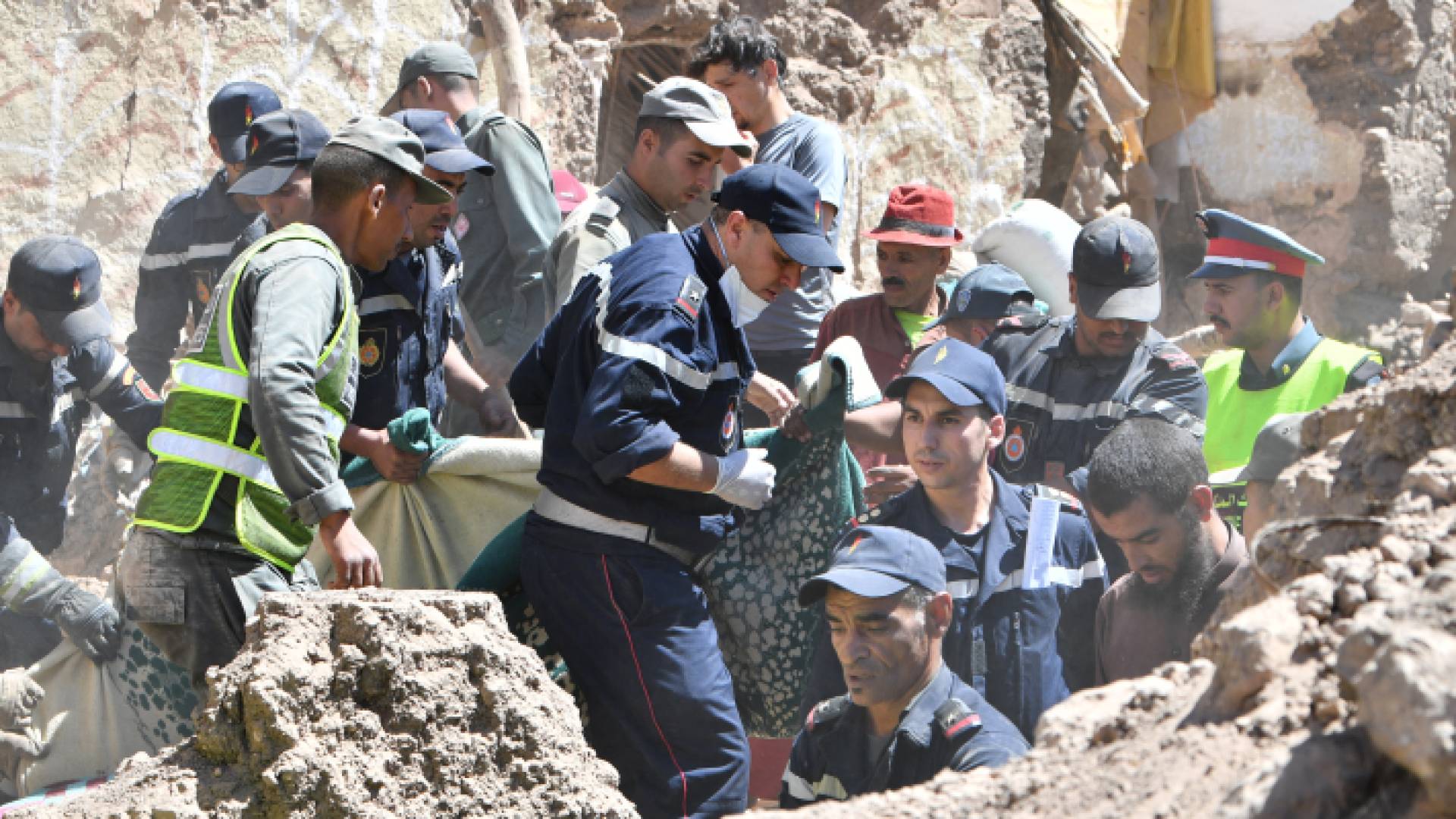 الصورة من عمليات البحث عن ناجين تحت الأنقاض