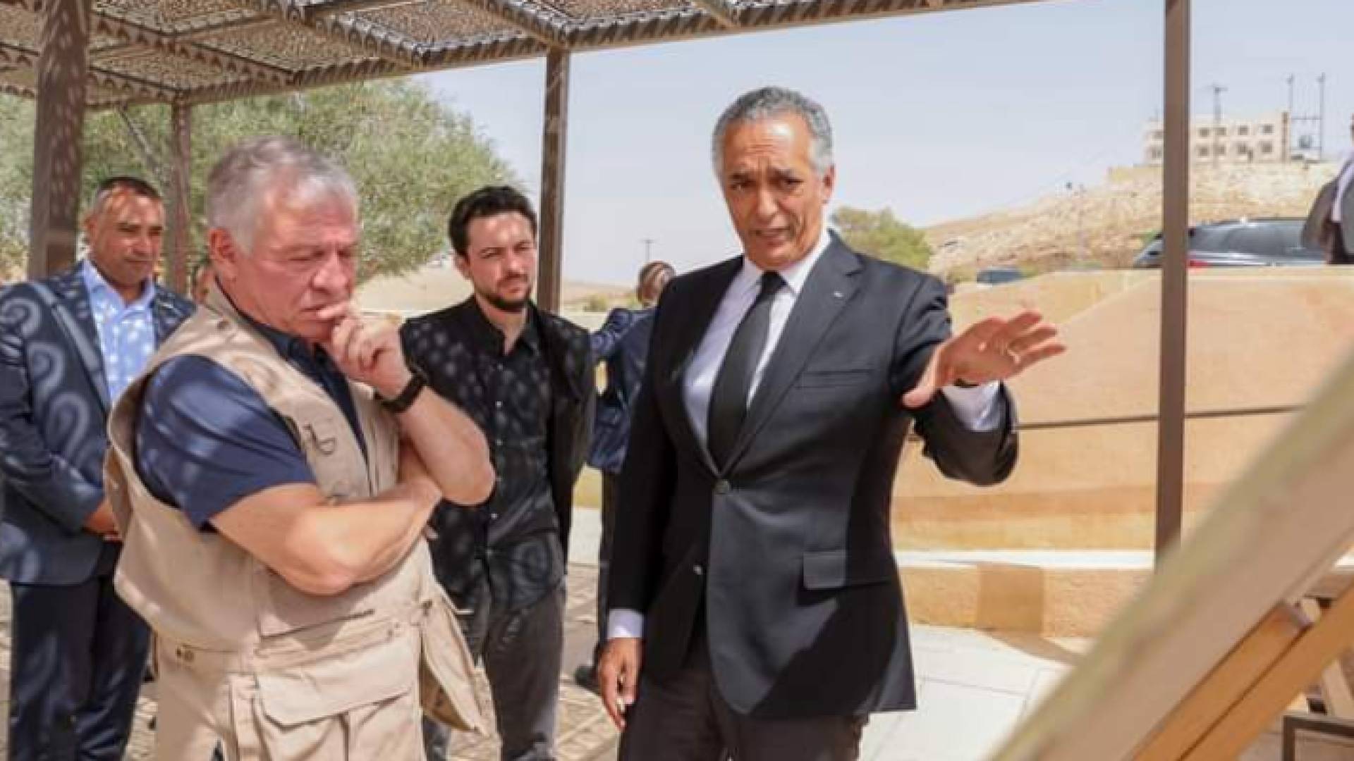 جلالة الملك وولي العهد خلال زيارتهما لقلعة مكاور في محافظة مأدبا