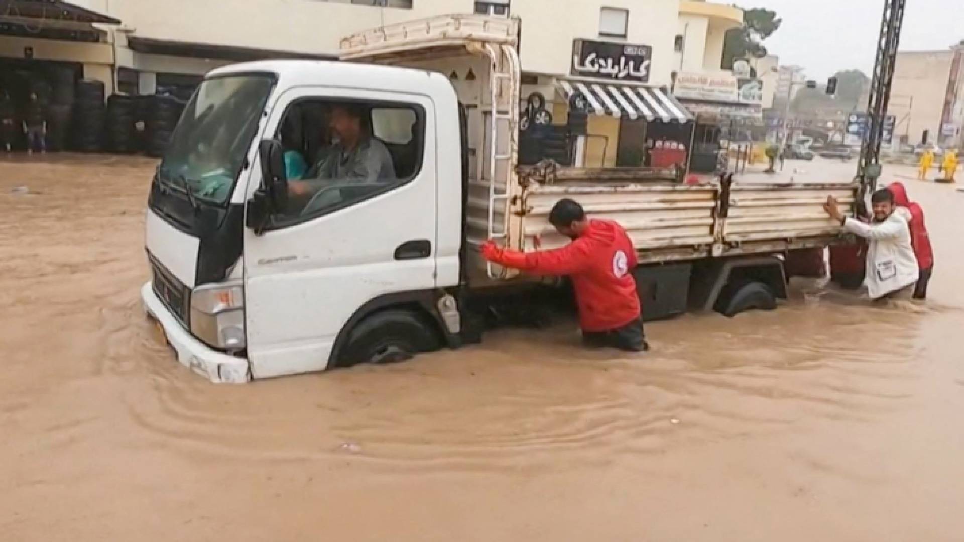 مركبة تغرق بسبب سيول تشكلت بسبب إعصار "دانيال"