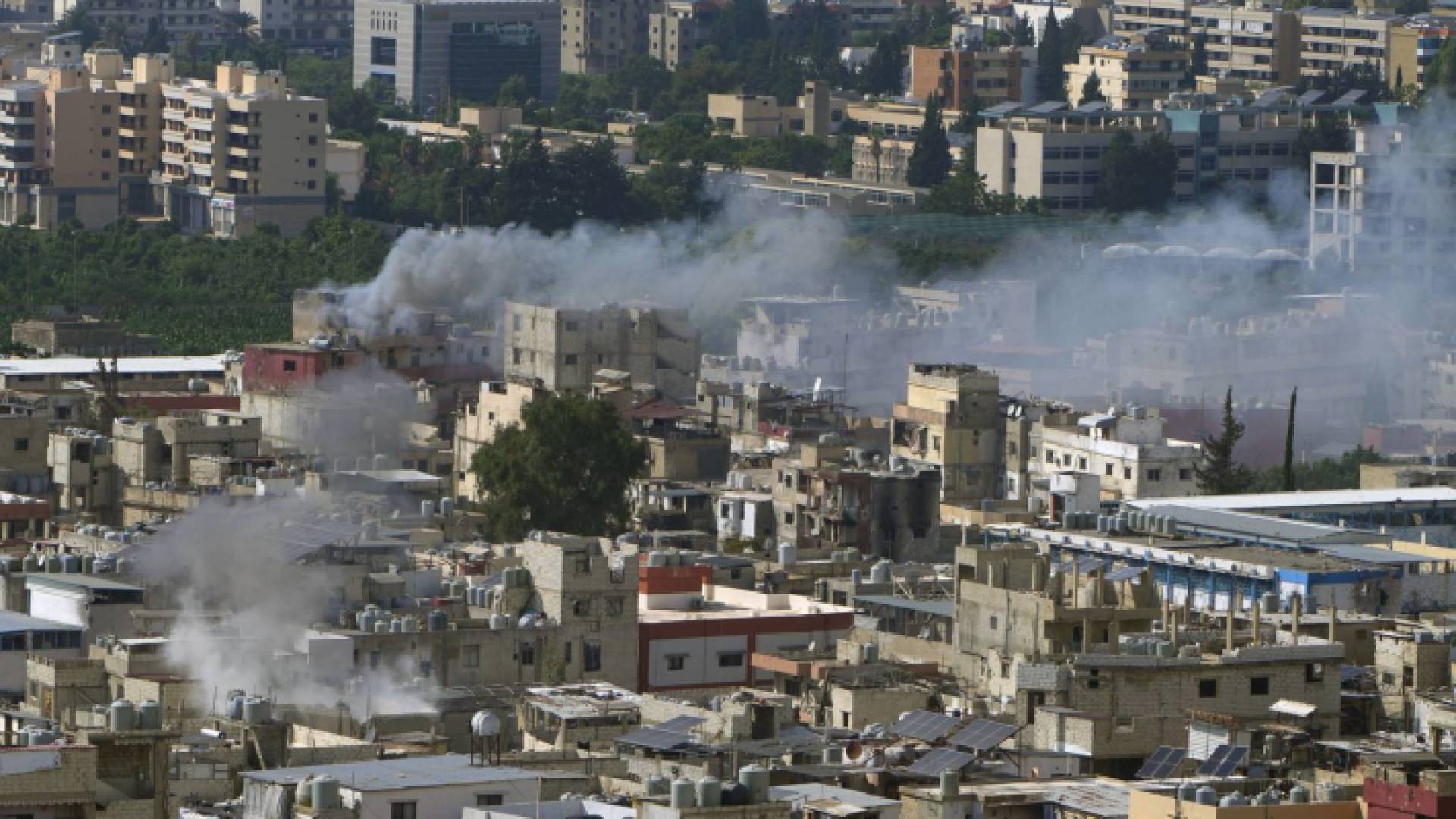 تصاعد أعمدة الدخان من مخيم عين الحلوة جراء الاشتباكات